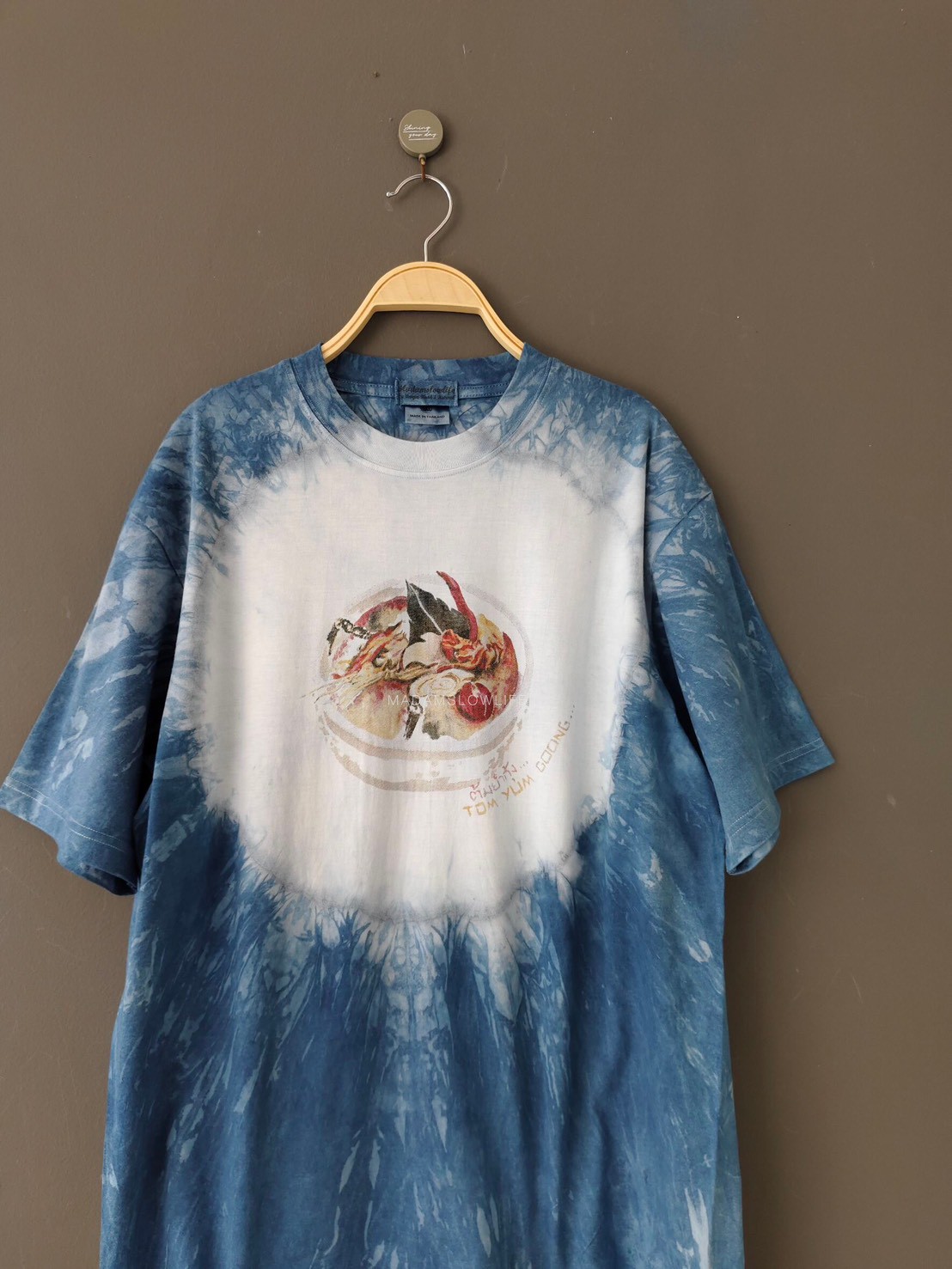 เสื้อยืดผู้ใหญ่ มัดย้อมสีครามธรรมชาติ พิมพ์ลายต้มยำกุ้งเอกลักษณ์อาหารไทย Size : XS S M L XL 2XL 3XL