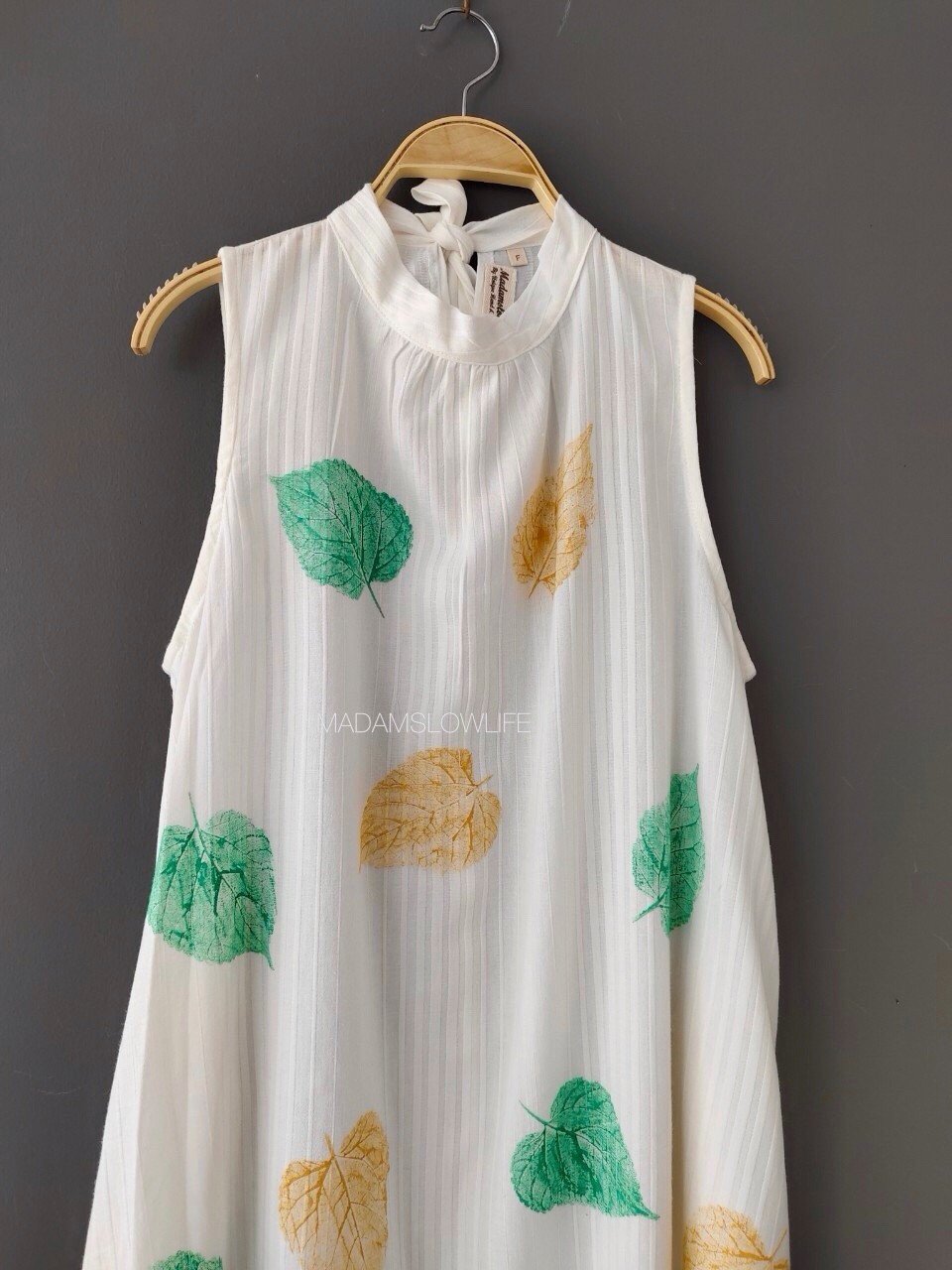 ชุดเดรสผูกโบว์หลัง พิมพ์ลายใบไม้