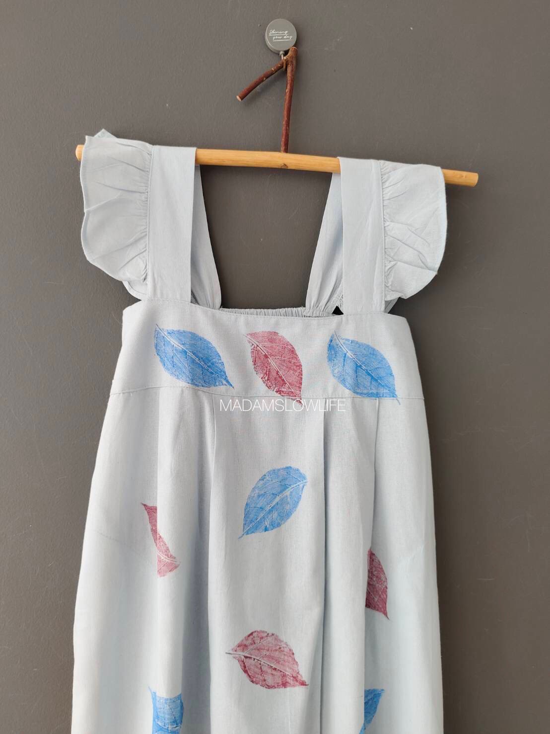 ชุดเดรสสายเดี่ยว Size M เนื้อผ้าคอตตอนแบบมีเทกเจอร์ ใช้ใบไม้ในการพิมพ์โดยใช้สีปลอดสารพิษ