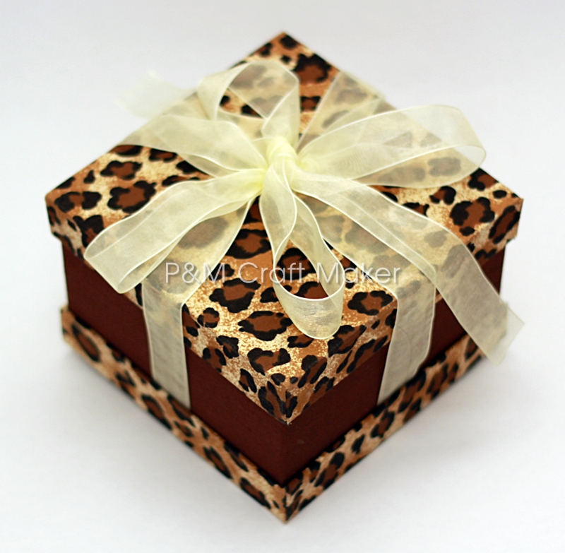 กล่องกระดาษแข็งหุ้มผ้า ฝาเปิด-ปิด ลายเสือ ผูกโบว์ 012