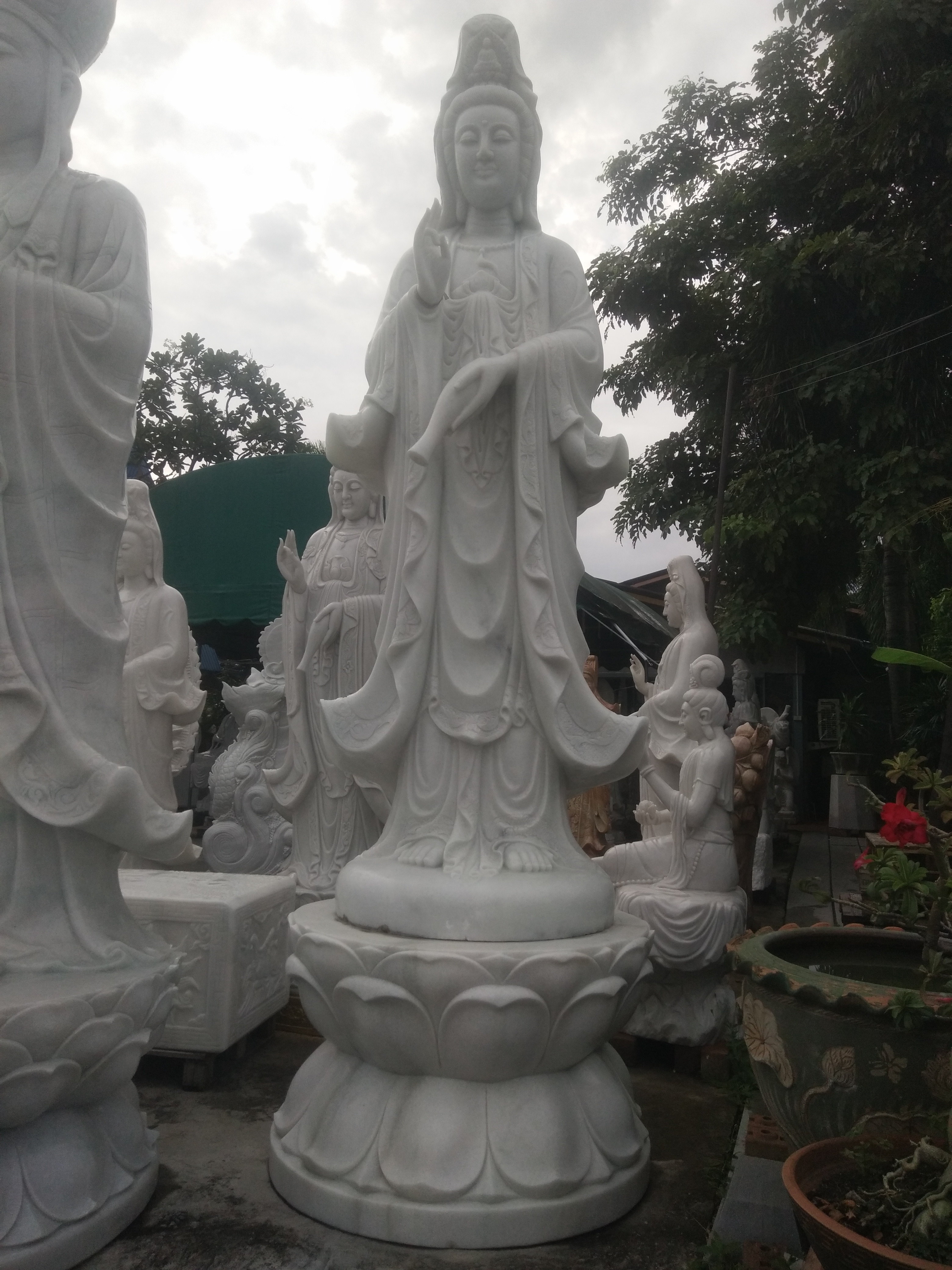 เจ้าแม่หินอ่อนยืนประทานพรขนาดสูง 3 เมตรถึง 5 เมตร