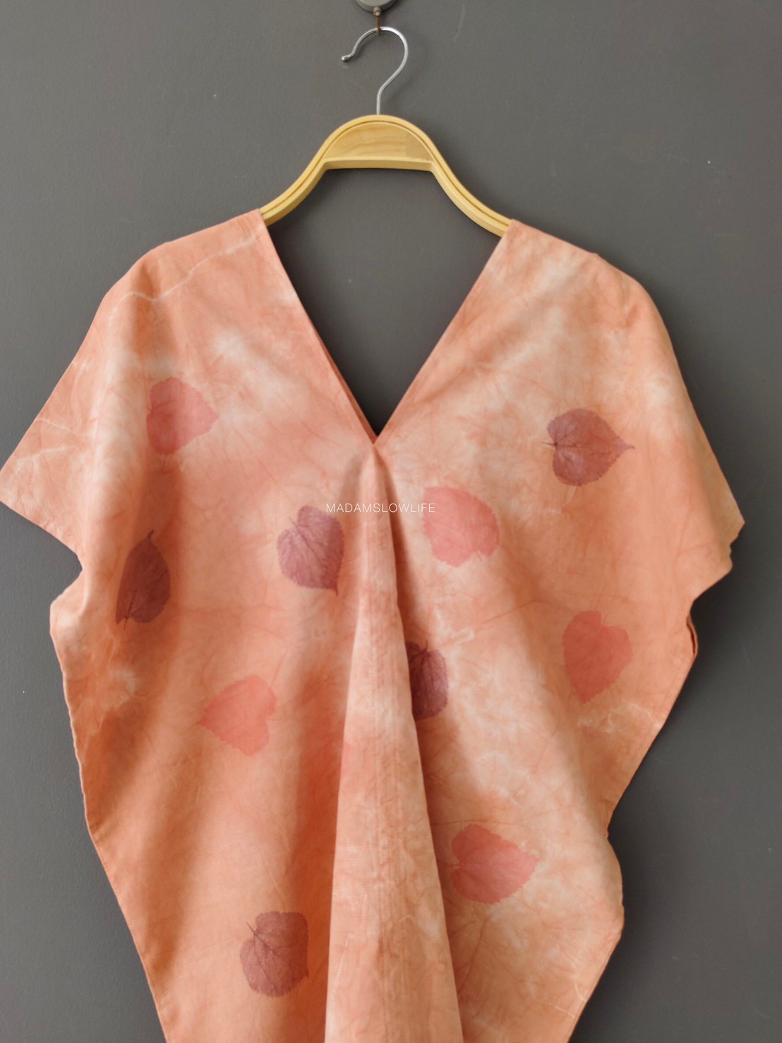 เสื้อผู้หญิงคอวีหน้าหลัง มัดย้อมสีส้มธรรมชาติจากเปลือกไม้ใบไม้