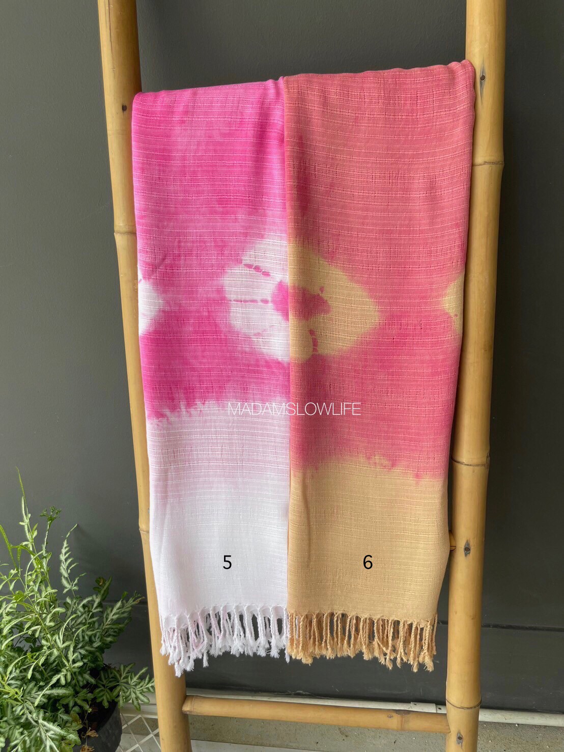 ผ้าพันคอ กว้าง 75 เซนติเมตร ยาว 170 เซนติเมตร เนื้อผ้าไหมผสมคอตตอน งานมัดย้อมแบบ handmade