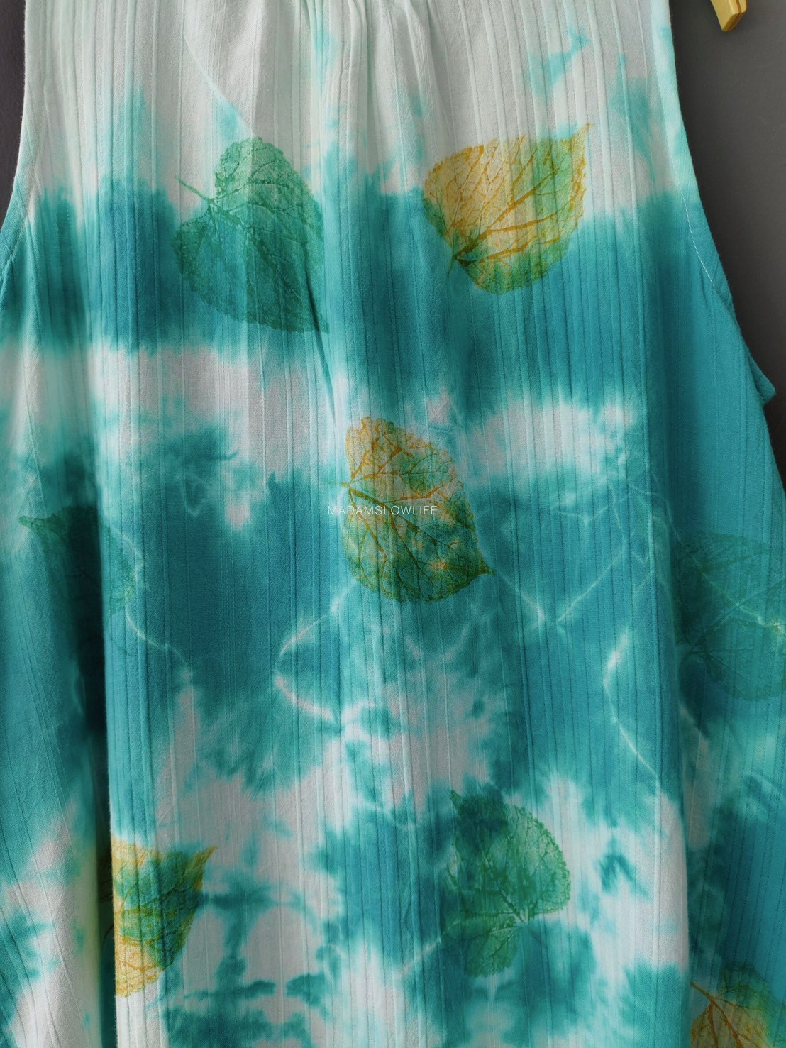 เดรสผูกโบว์หลัง Size :F ผ้าคอตตอน 100% พรีเมียมแบบมีเทกเจอร์ มัดย้อมโดยใช้สีปลอดสารพิษ ลวดลายพิมพ์ด้วยใบไม้ สีสันสวย