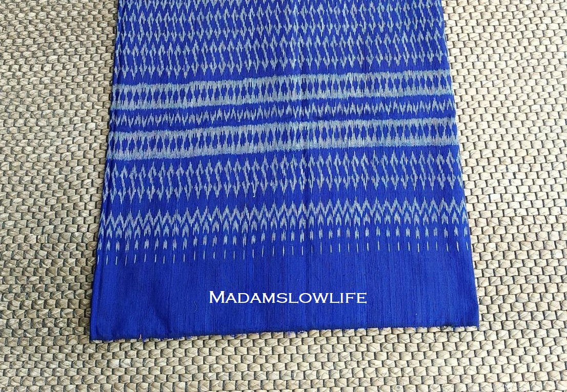 ผ้าไหมมัดหมี่ สีน้ำเงินลายขอ ขนาด กว้าง 101 cm * ยาว 188 cm Hand made