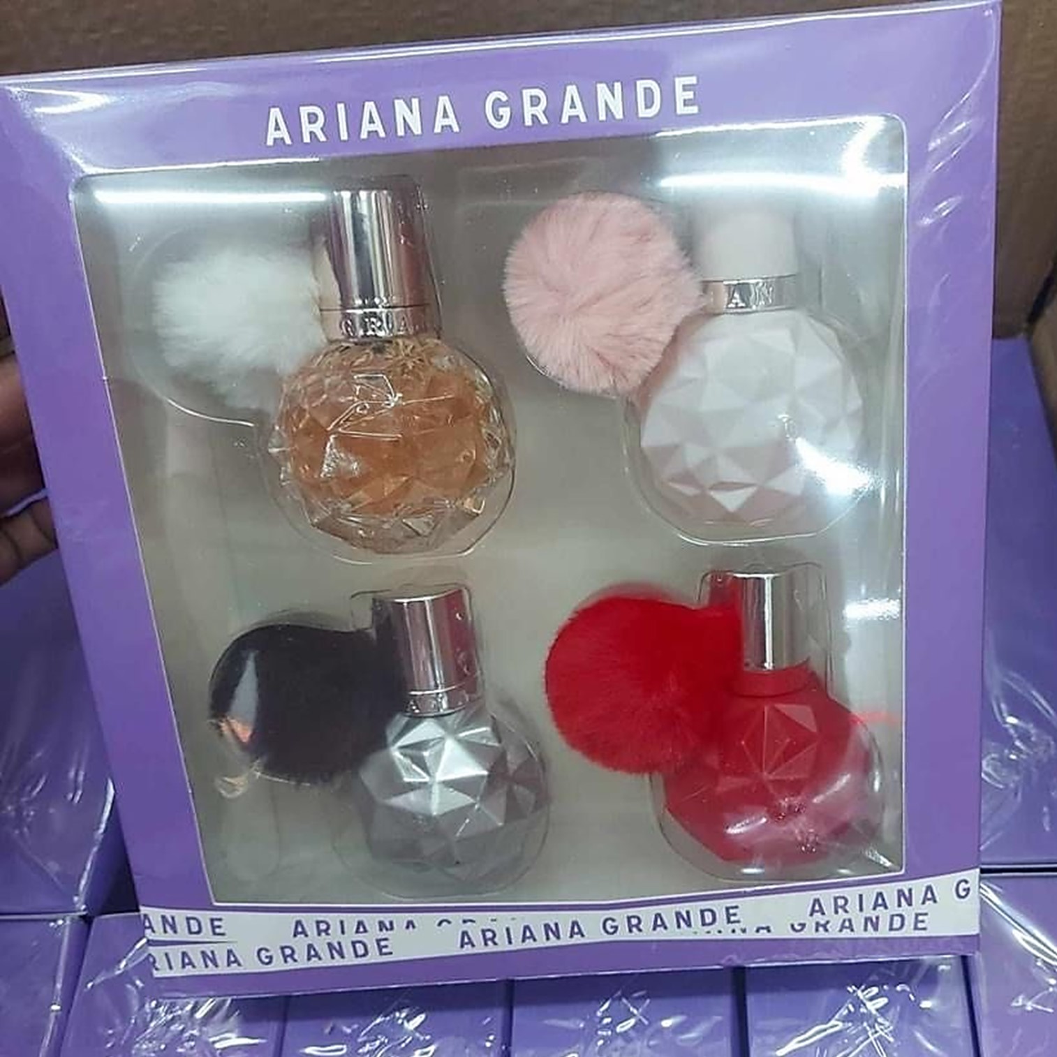 Ariana Grande Perfume Set เซ็ตน้ำหอมผู้หญิงกลิ่นหอมหวานเซ็กซี่สุดพิเศษสินค้านำเข้าจากต่างประเทศของแท้พร้อมส่ง