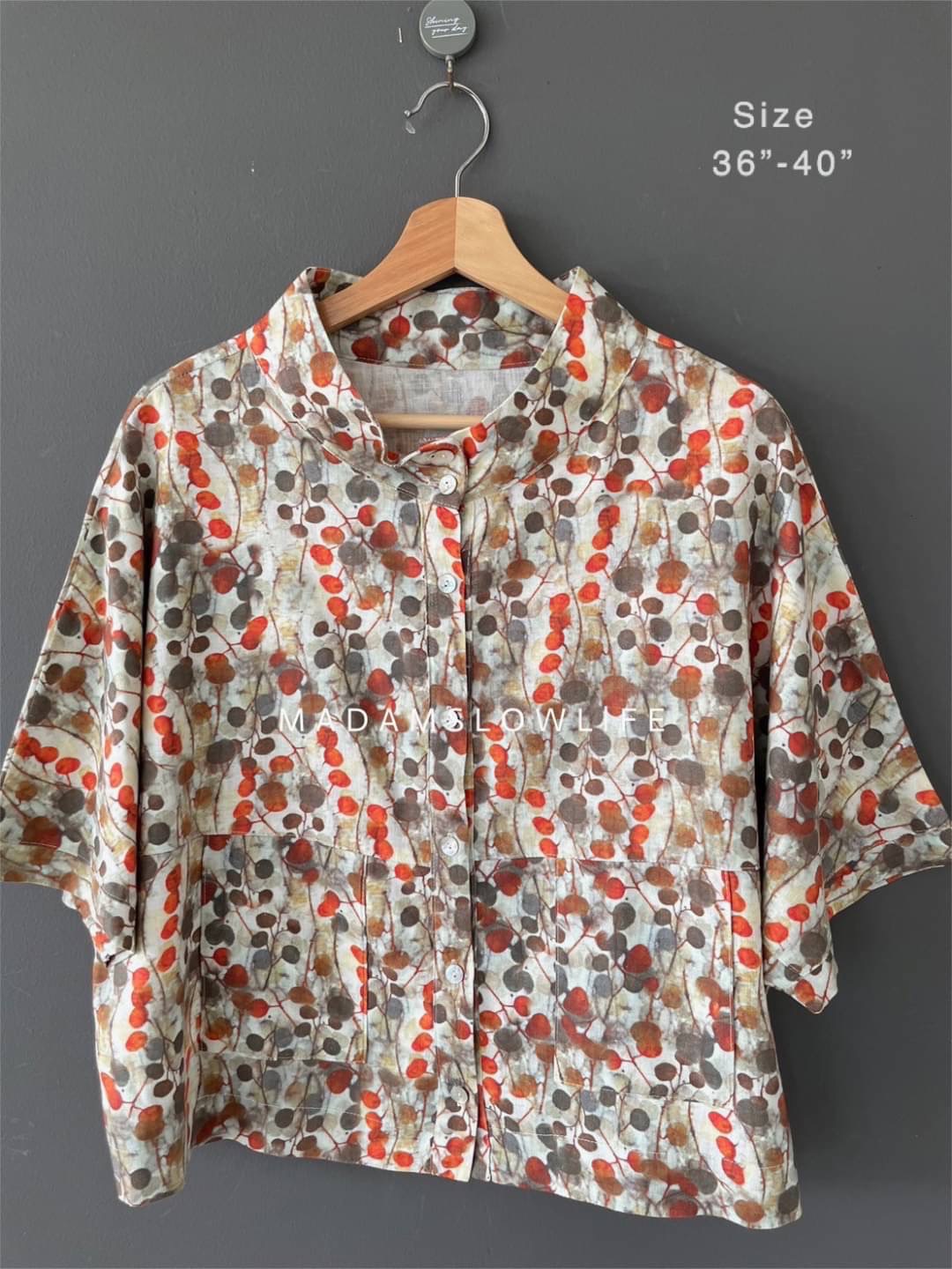 เสื้อลินินคอตั้งลายกราฟฟิก Linen Blouses brownish orange-tinted graphic design