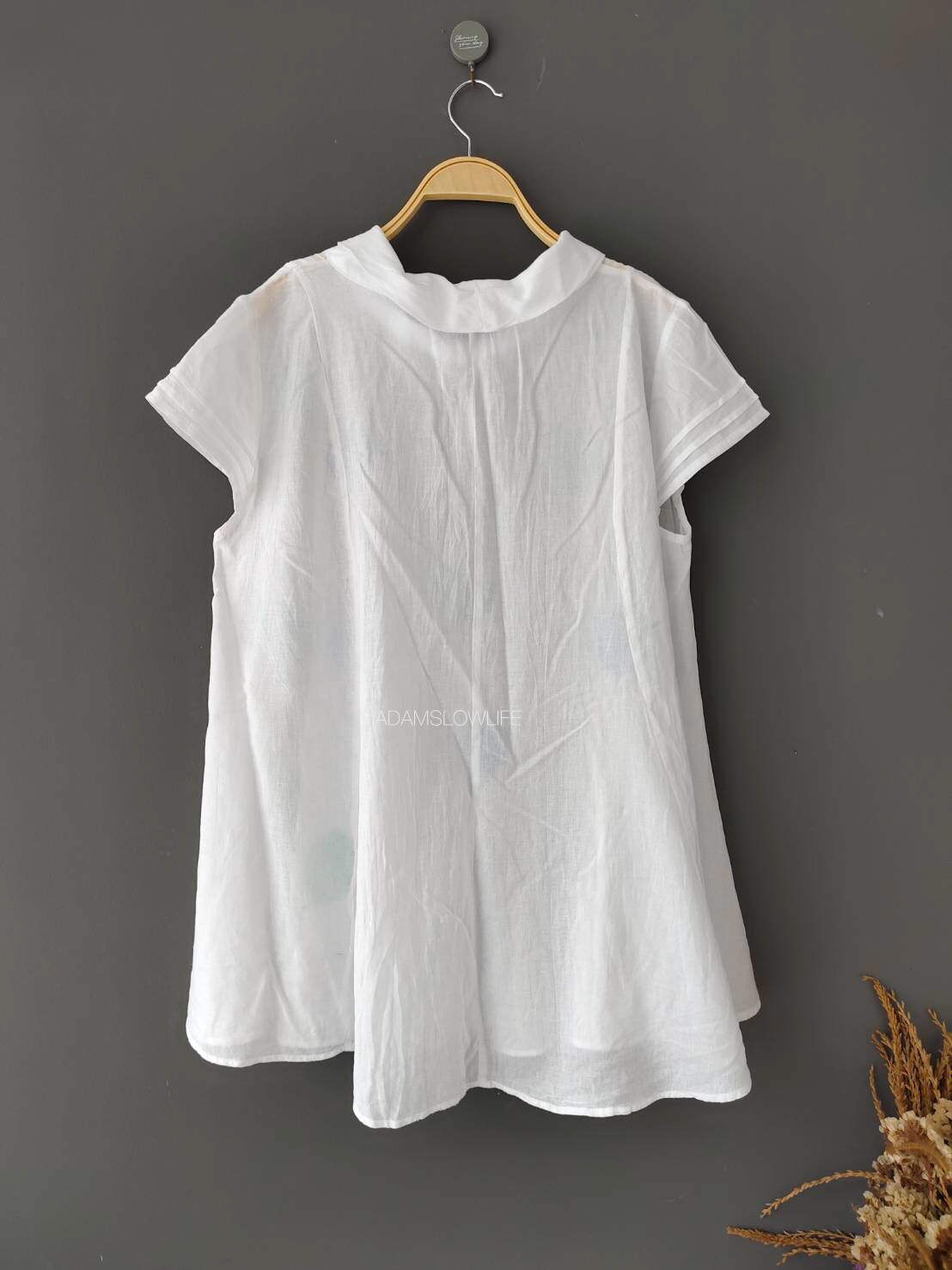 เสื้อคอเต่าสีขาว พิมพ์ใบไม้ Size: F