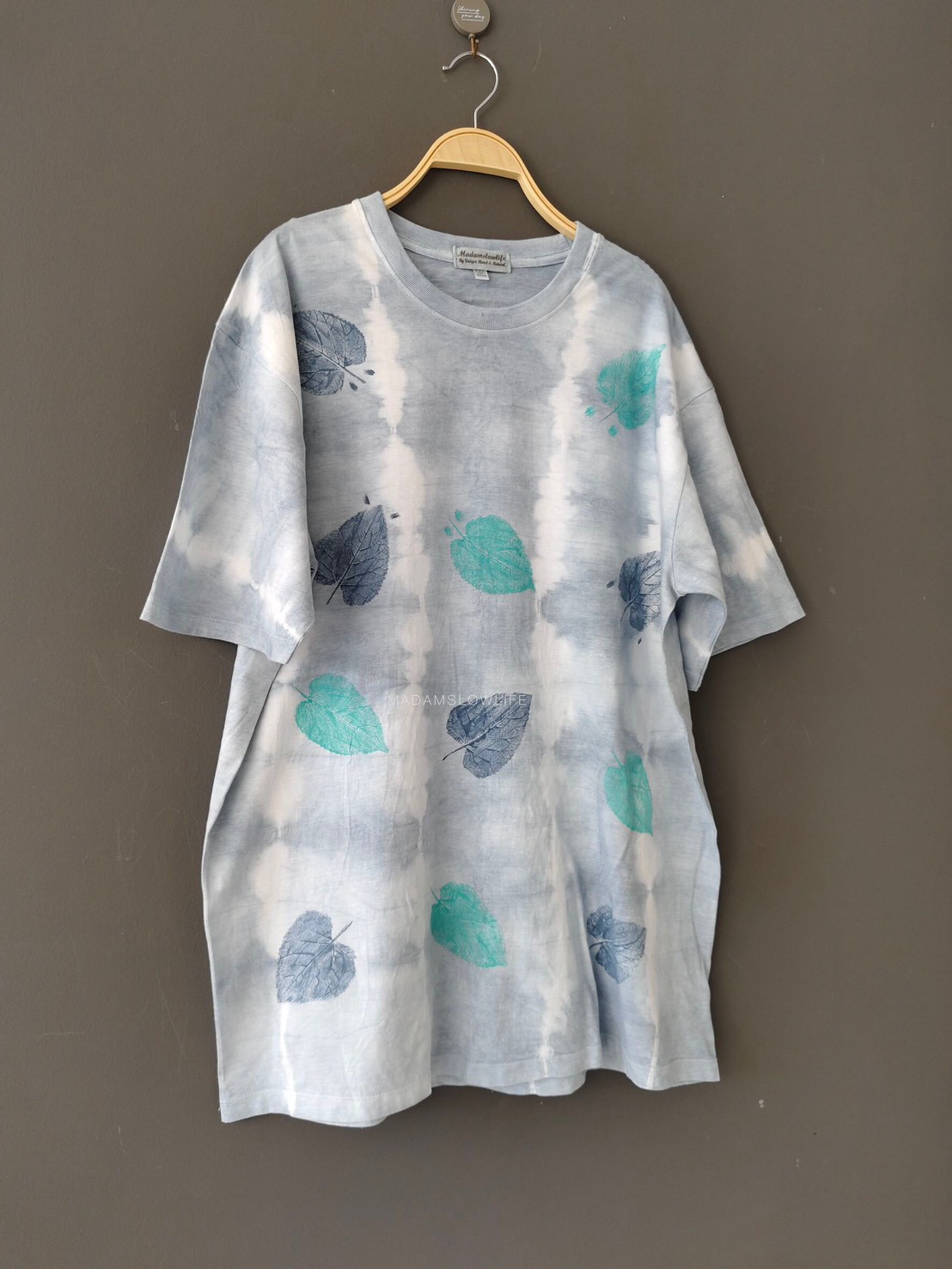 เสื้อยืดผู้ใหญ่ มัดย้อมสีฟ้าเทาแมทงานพิมพ์ลายใบไม้ Size : XS S M L XL 2XL 3XL