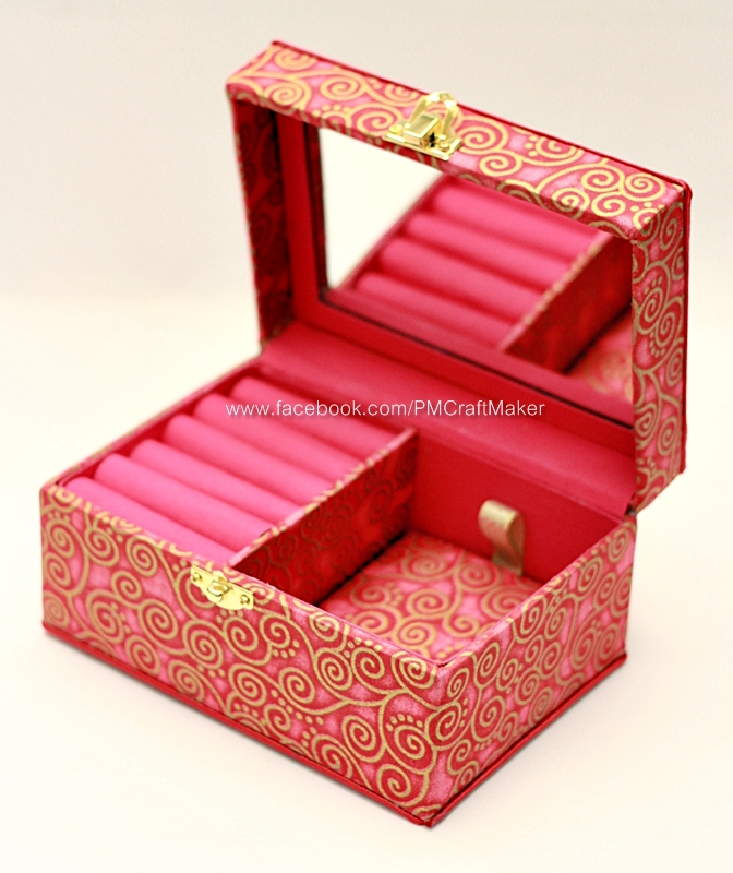 กล่องกระดาษแข็งใส่เครื่องประดับหุ้มผ้า มีหูหิ้วและตัวล็อคสีทอง ลายเถาวัลย์ม้วนบนพื้นแดง 003