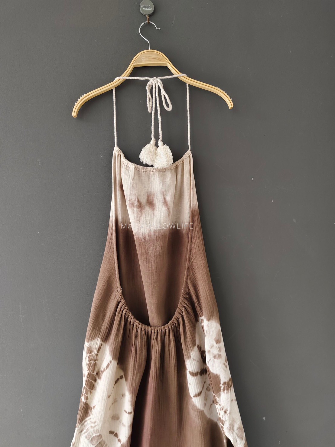 ชุดเดรสเว้าหลังให้ลุคน่ารัก มัดย้อม มี 2 สี คราม น้ำตาล Size: F
