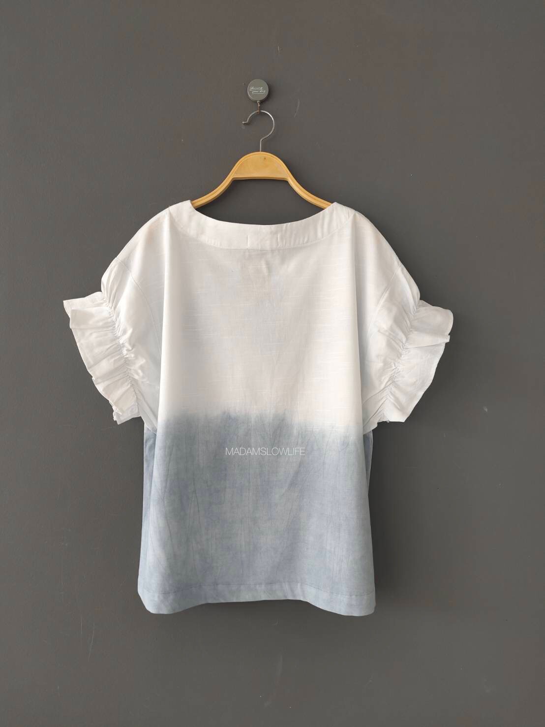 เสื้อผู้หญิง ระบายแขน Size F มัดย้อมสีเทาทูโทน พิมพ์ด้วยใบไม้จากสีปลอดสารพิษ