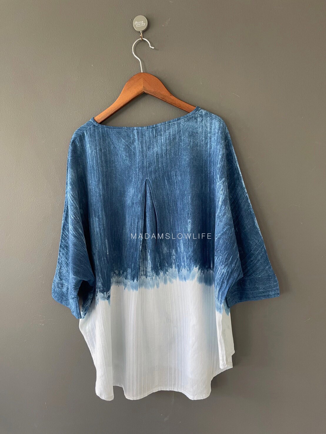 เสื้อคอวี Size F มีกระเป่าหน้าสองข้าง ย้อมสีครามธรรมชาติ