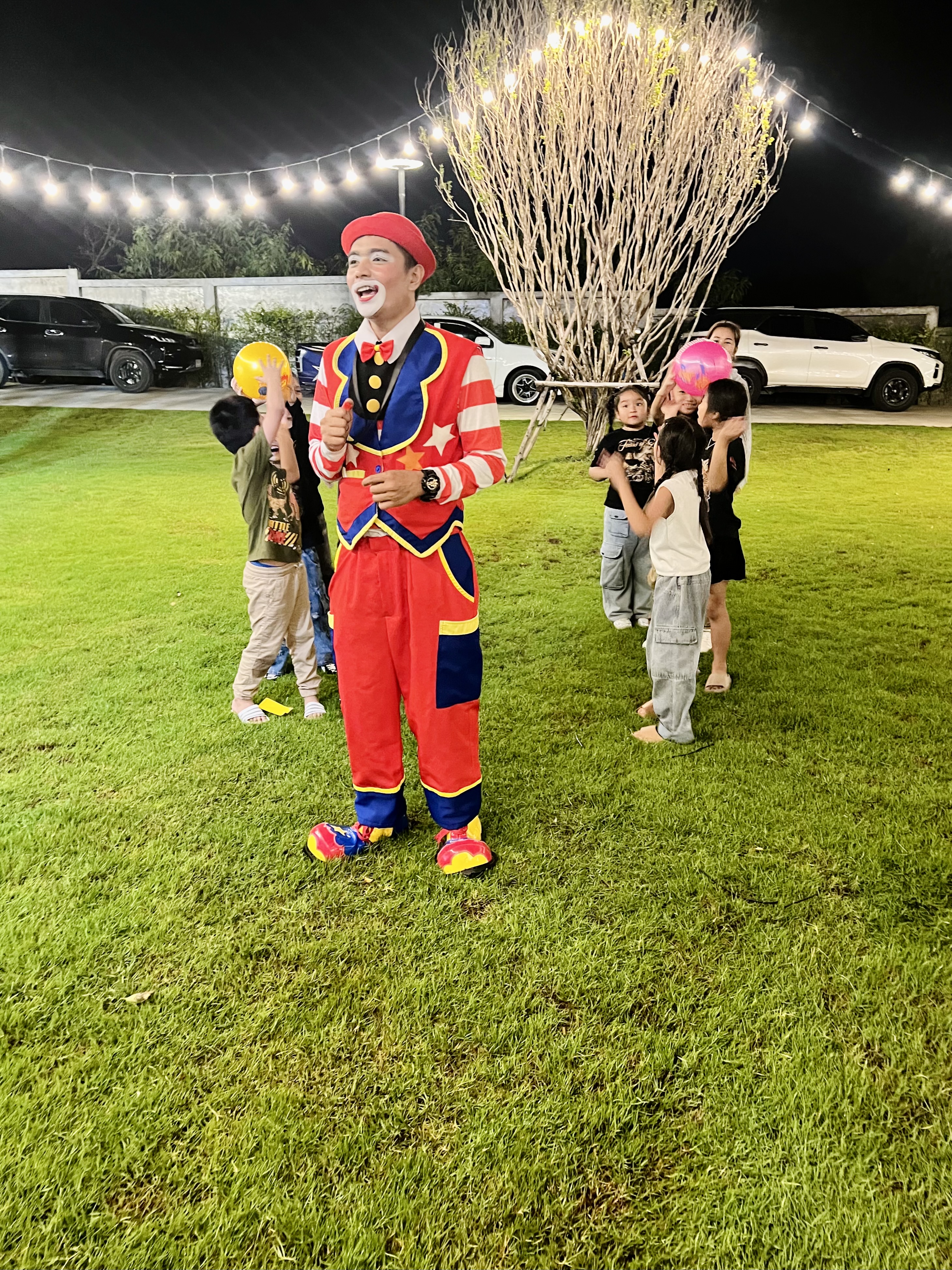 ตัวตลกโบโซ่นำเกมส์เด็กๆ สร้างความสนุก