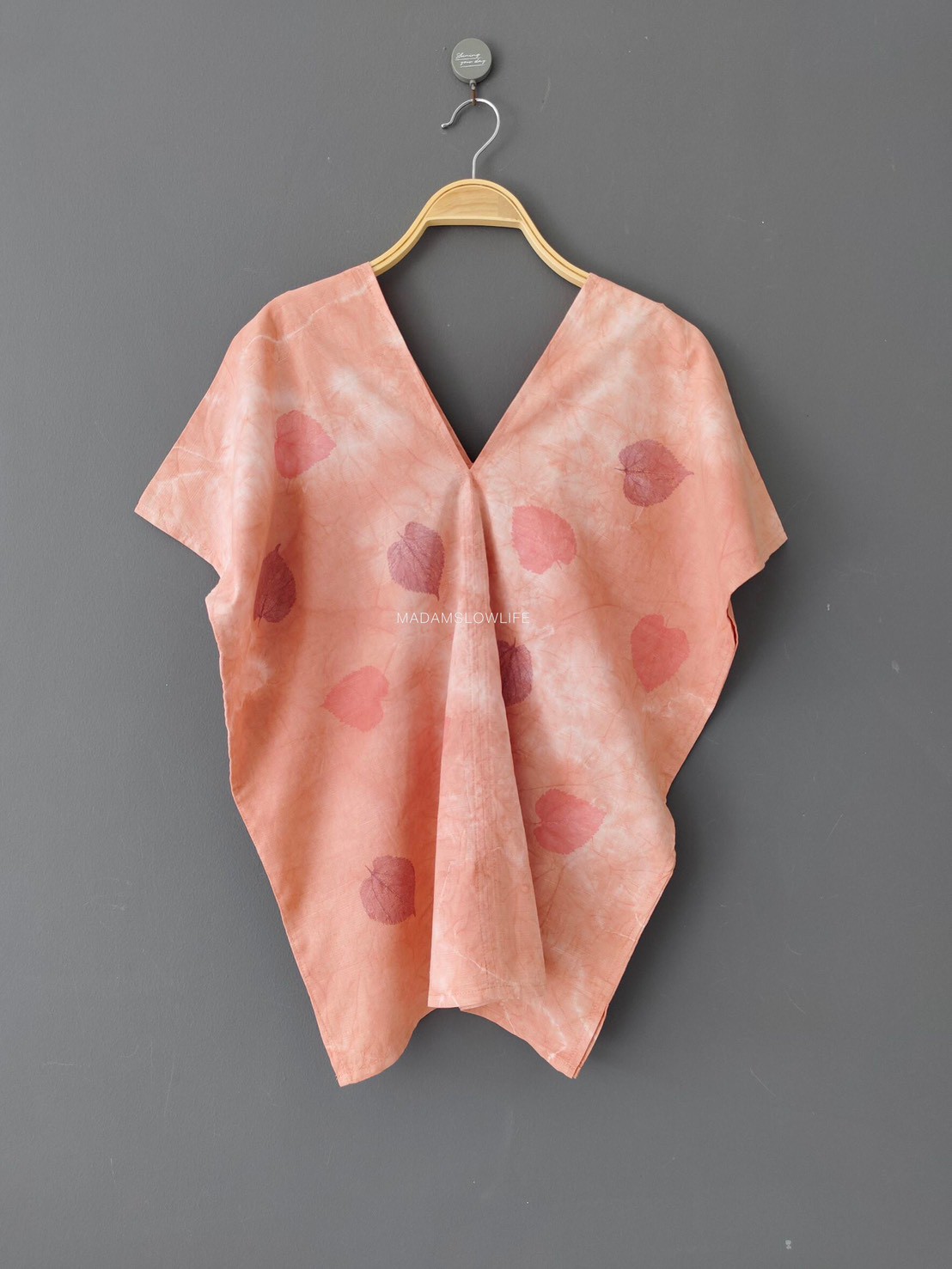 เสื้อผู้หญิงคอวีหน้าหลัง มัดย้อมสีส้มธรรมชาติจากเปลือกไม้ใบไม้
