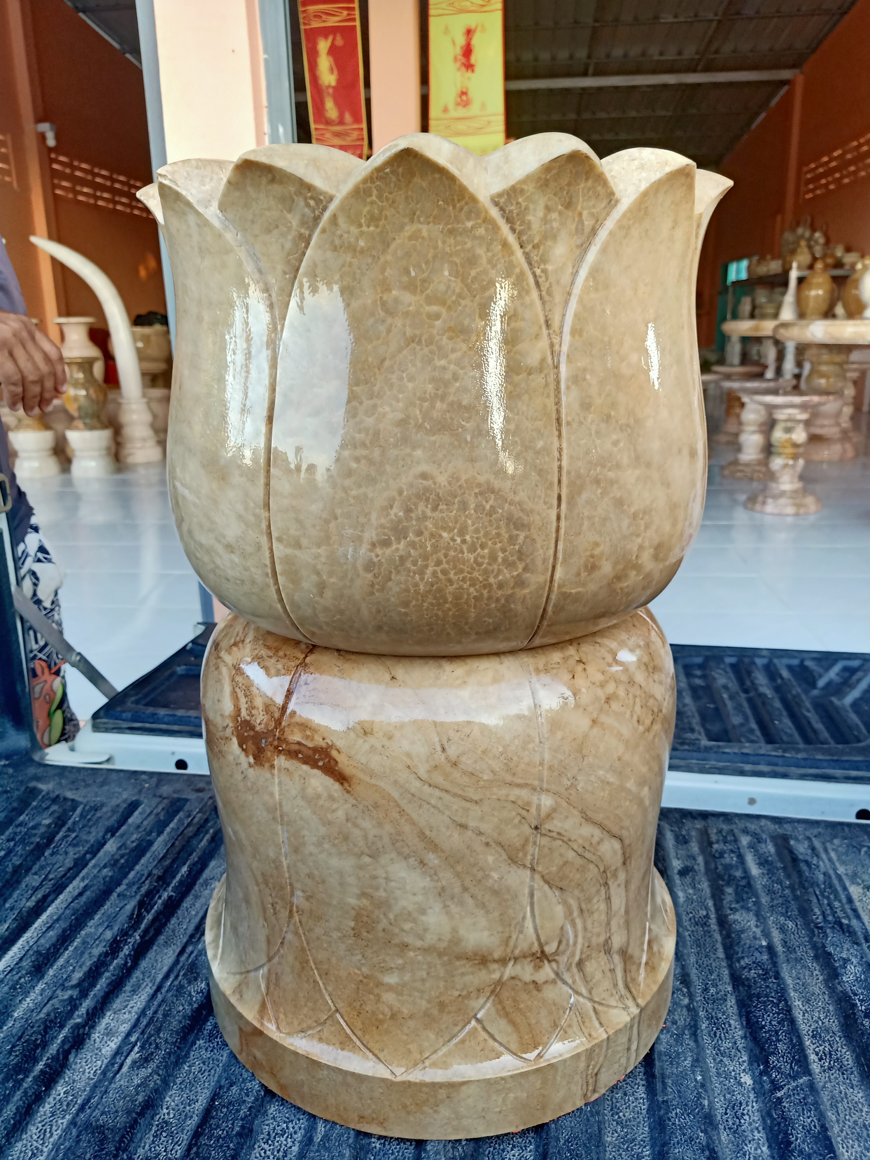 กระถางธูปหินน้ำผึ้งขนาดกว้าง40cm.สูง65cm.