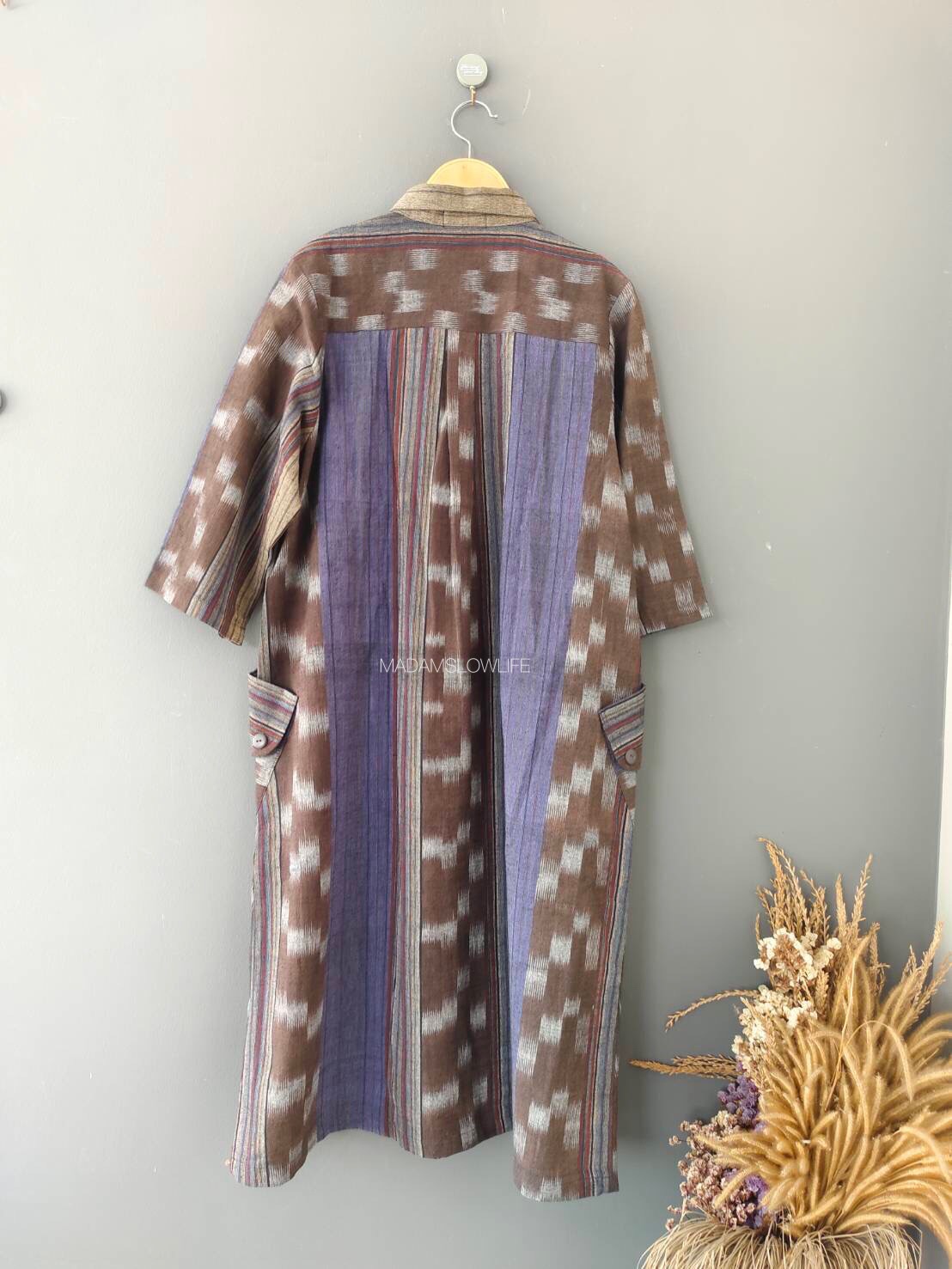 เดรสยาว Size F กระดุมผ่าหน้ามีกระเป๋าทั้งสองข้าง ผ้าทอมือสวยงามลวดลายเป็นเอกลักษณ์