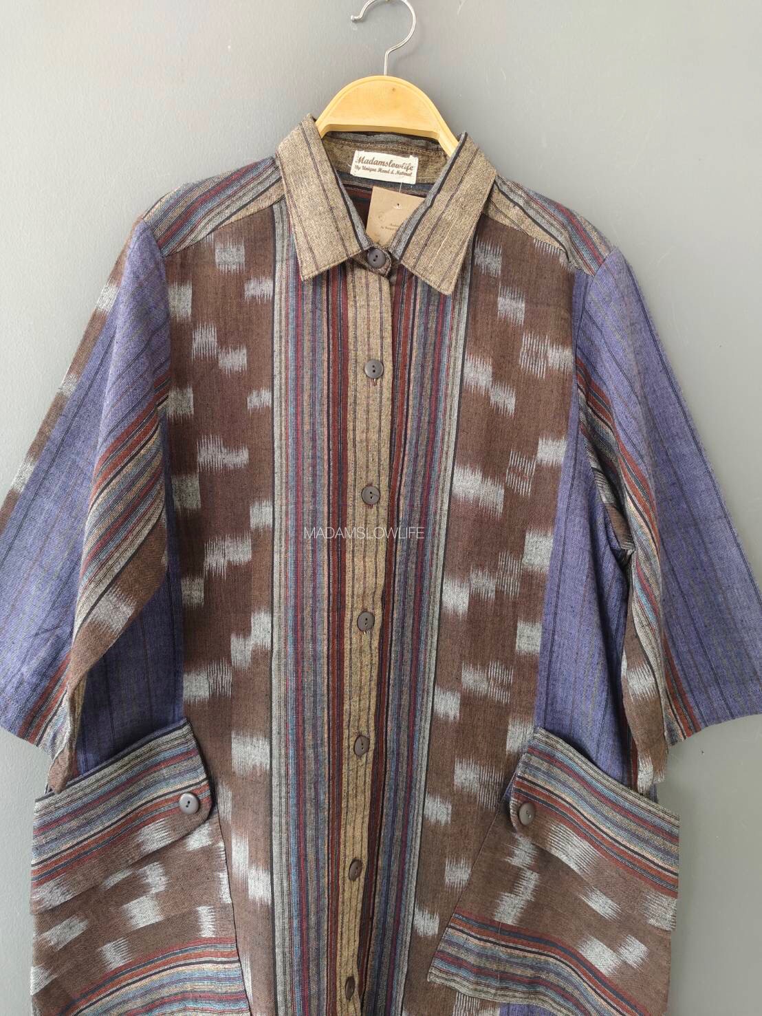 เดรสยาว Size F กระดุมผ่าหน้ามีกระเป๋าทั้งสองข้าง ผ้าทอมือสวยงามลวดลายเป็นเอกลักษณ์