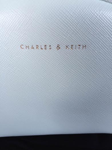 กระเป๋าเครื่องสำอางค์ Charles&Keith
