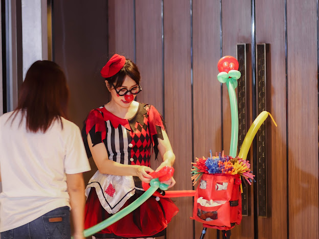 ตัวตลกโบโซ่ หญิง บิดลูกโป่ง สร้างสีสันภายในงาน