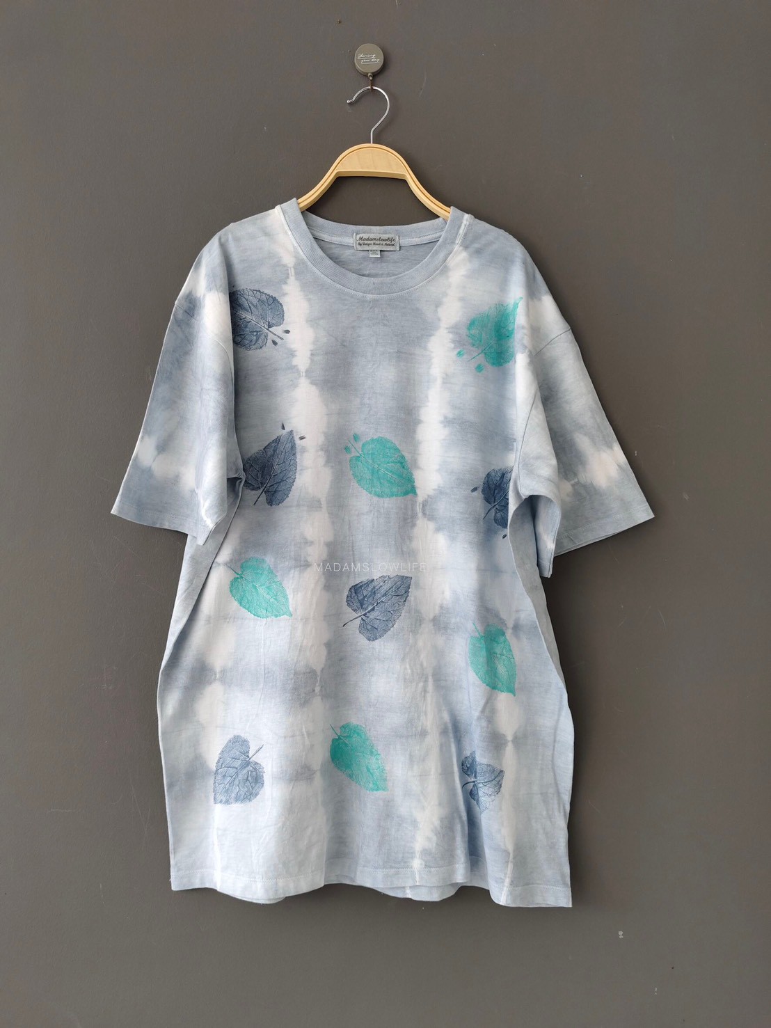 เสื้อยืดผู้ใหญ่ มัดย้อมสีฟ้าเทาแมทงานพิมพ์ลายใบไม้ Size : XS S M L XL 2XL 3XL