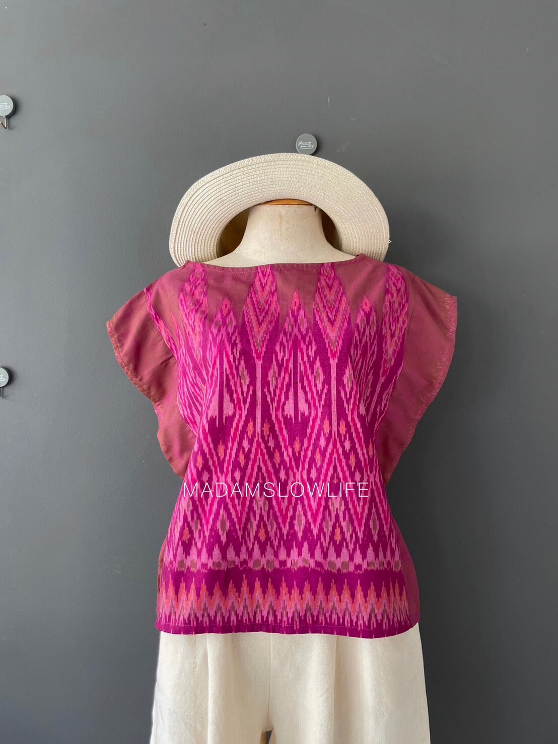 เสื้อผู้หญิง ผ้าฝ้ายมัดหมีทอมือ ลวดลายไทยโทนสีชมพูน้ำตาล เสื้อทรงปีกผีเสื้อใส่แล้วเข้ารูปสวย