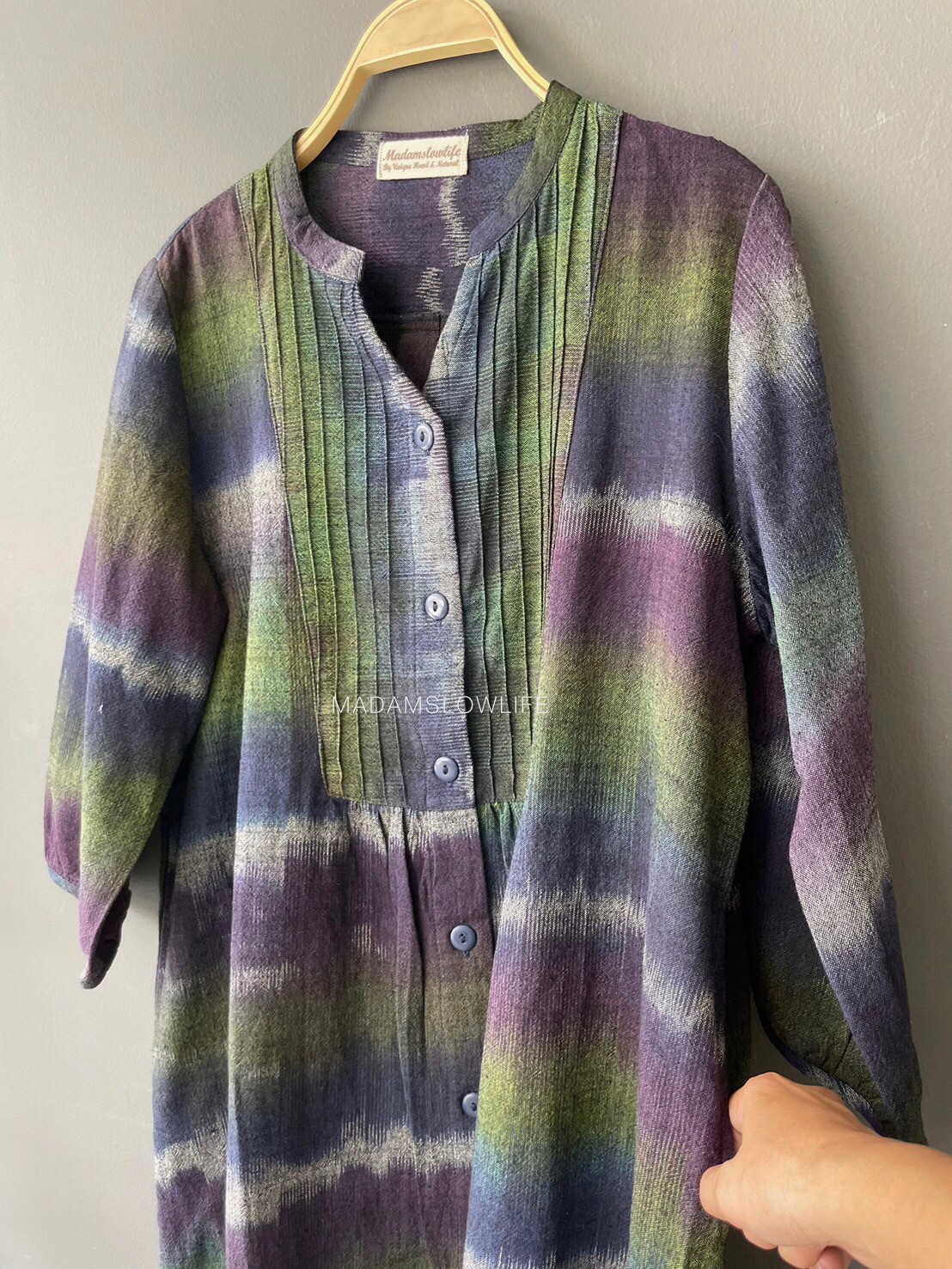 เดรสยาวคอจีน size F อก 36-42 แขนยาว 17 ยาว 42 เนื้อผ้าเป็นผ้าที่มีลวดลายทอด้วยมือ