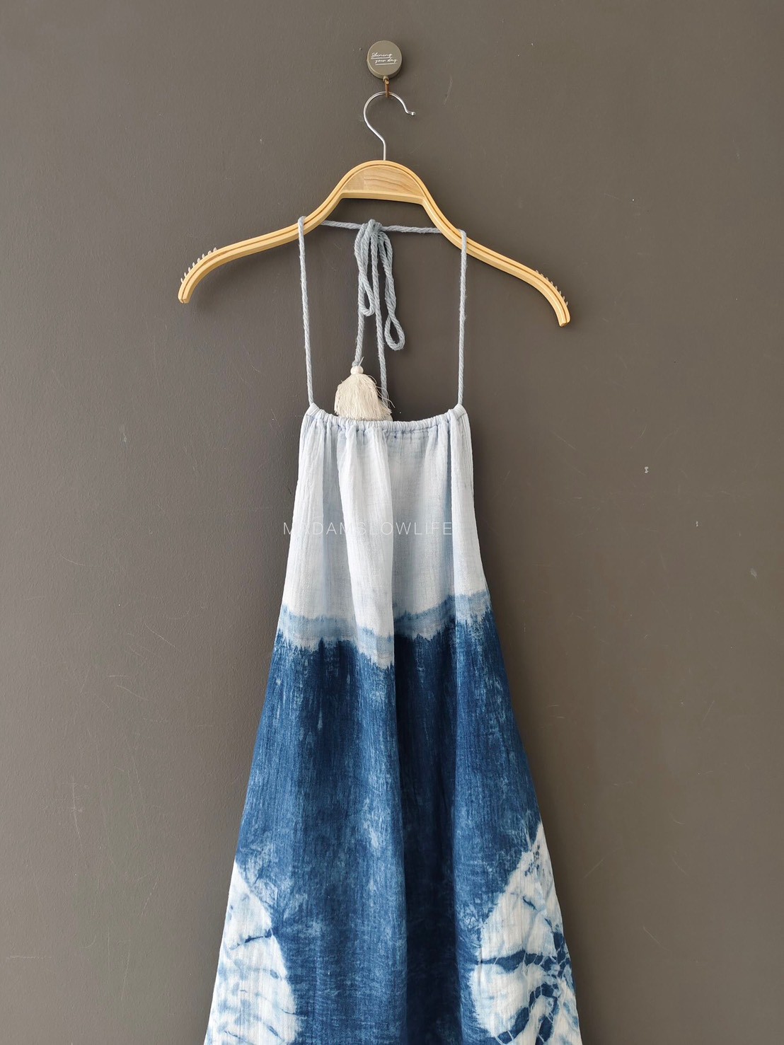 ชุดเดรสเว้าหลังให้ลุคน่ารัก มัดย้อม มี 2 สี คราม น้ำตาล Size: F