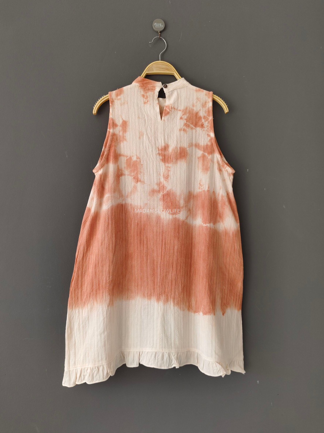 เดรสคอตั้ง ติดกระดุมไม้น่ารัก Size F ผ้าคอตตอน 100% พรีเมียมแบบมีเทกเจอร์ ลวดลายจากการมัดย้อมโดยใช้สีส้มธรรมชาติจากเปลือกไม้ใบไม้