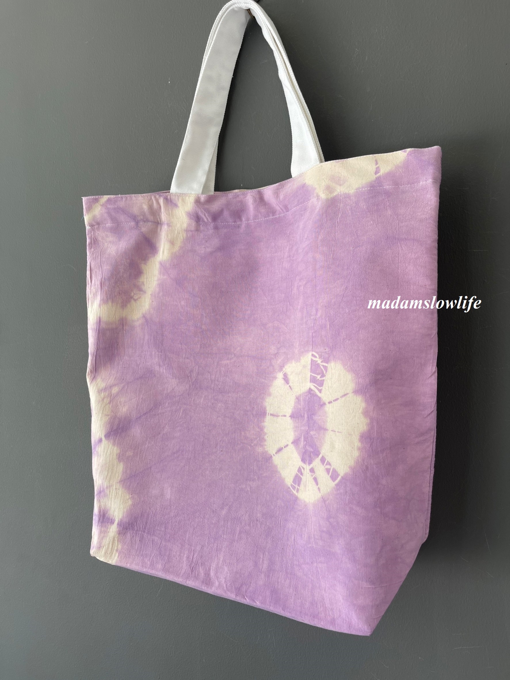 กระเป๋าผ้าแคนวาส มัดย้อม ขนาดกว้าง18 นิ้ว * สูง17.5 นิ้ว ลึก 6.5 นิ้ว