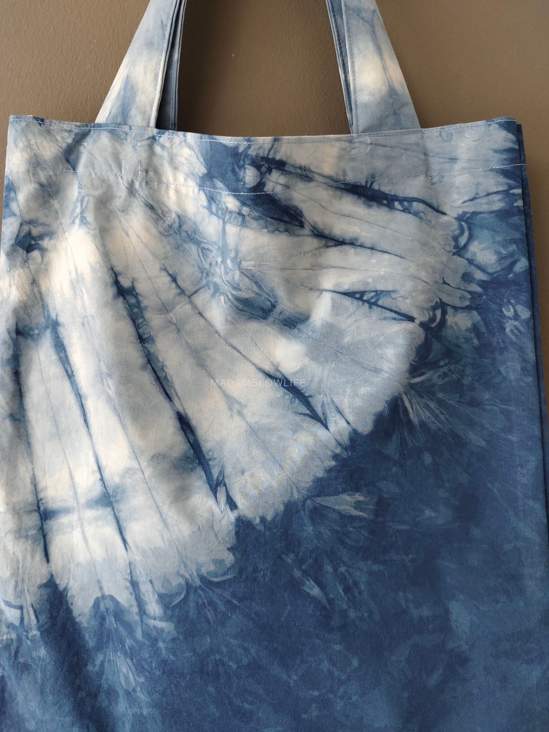 กระเป๋าผ้า eco bag กว้าง 14 นิ้ว ยาว 17.5 นิ้ว มัดย้อมสีคราม