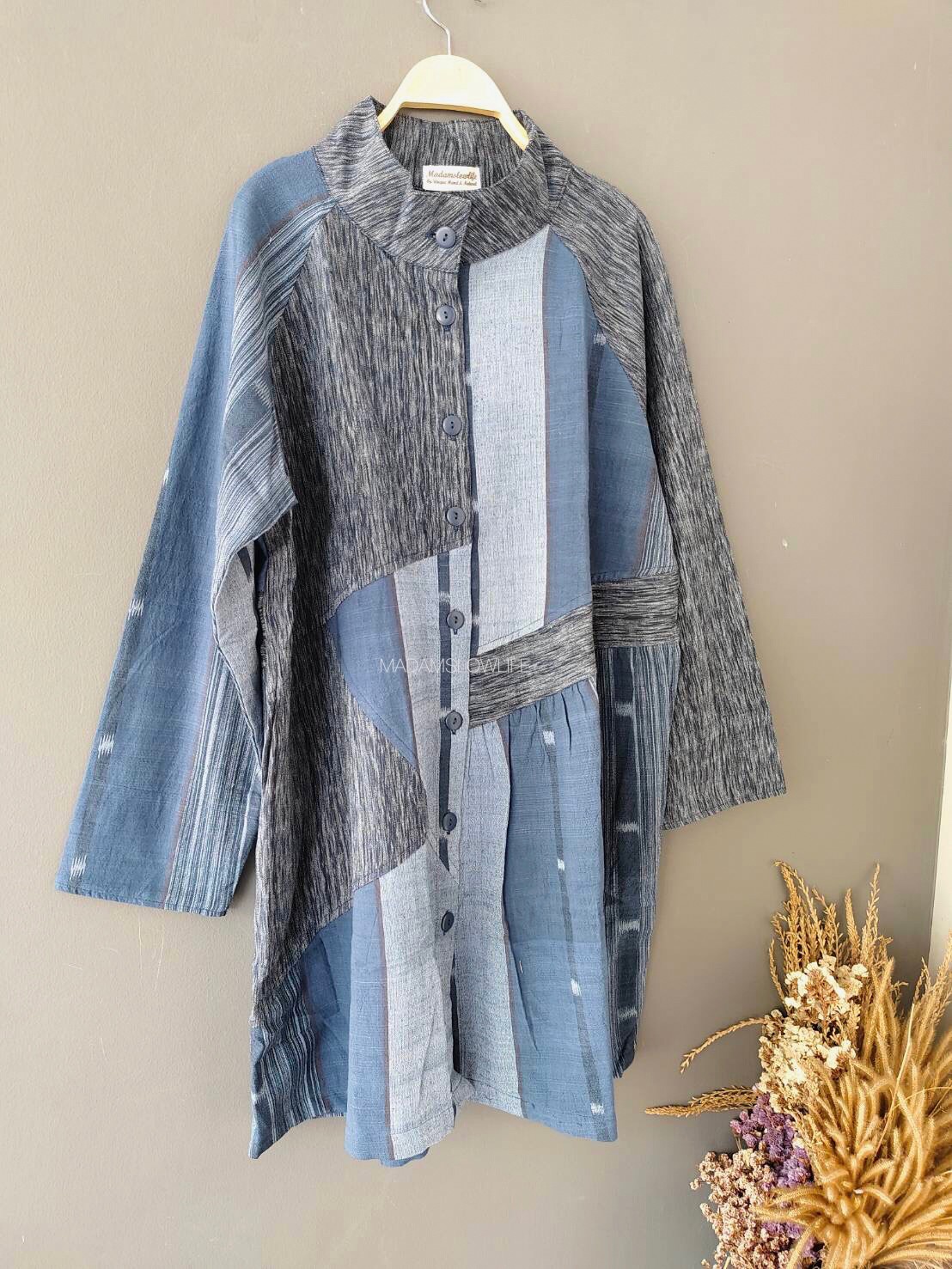 เดรสคอตั้ง Size F กระดุมผ่าหน้ามีกระเป๋าทั้งสองข้าง ผ้าทอมือสวยงามลวดลายเป็นเอกลักษณ์