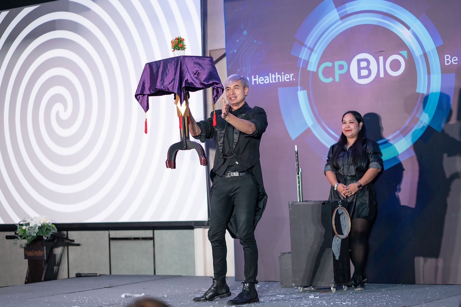 มายากลหล่อเท่ห์ มายากลใส่สูท