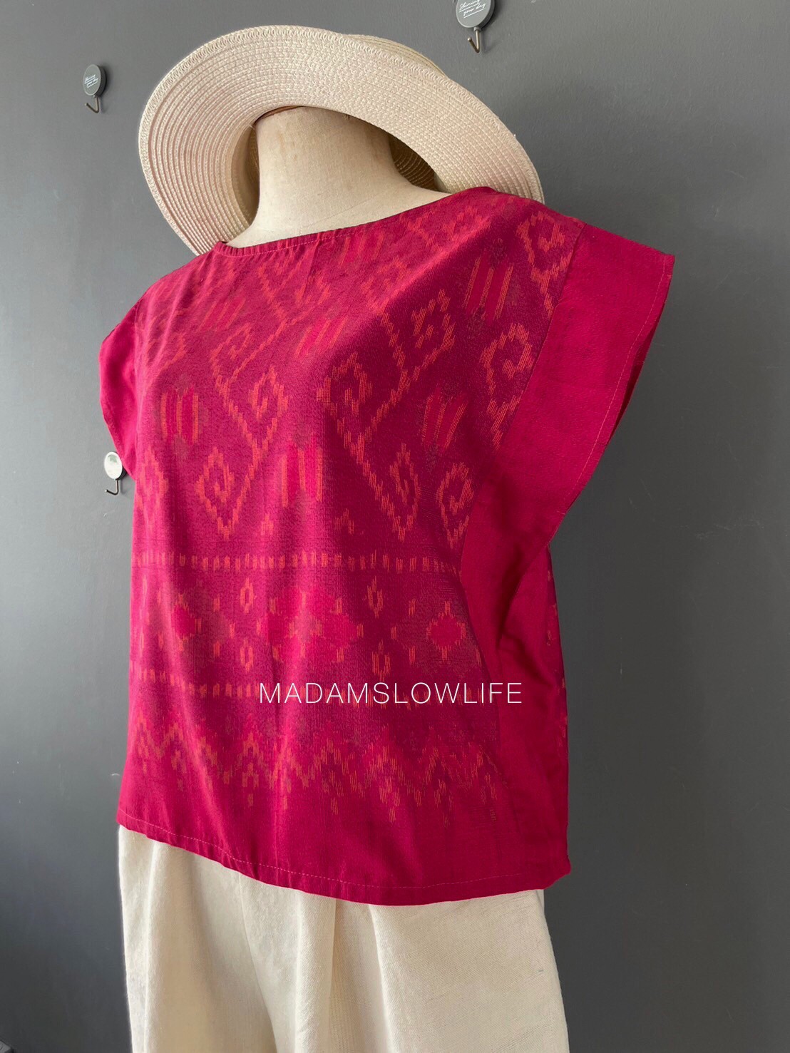 เสื้อผู้หญิง ผ้าฝ้ายมัดหมีทอมือ ลวดลายไทยโทนสีแดง เสื้อทรงปีกผีเสื้อใส่แล้วเข้ารูปสวย