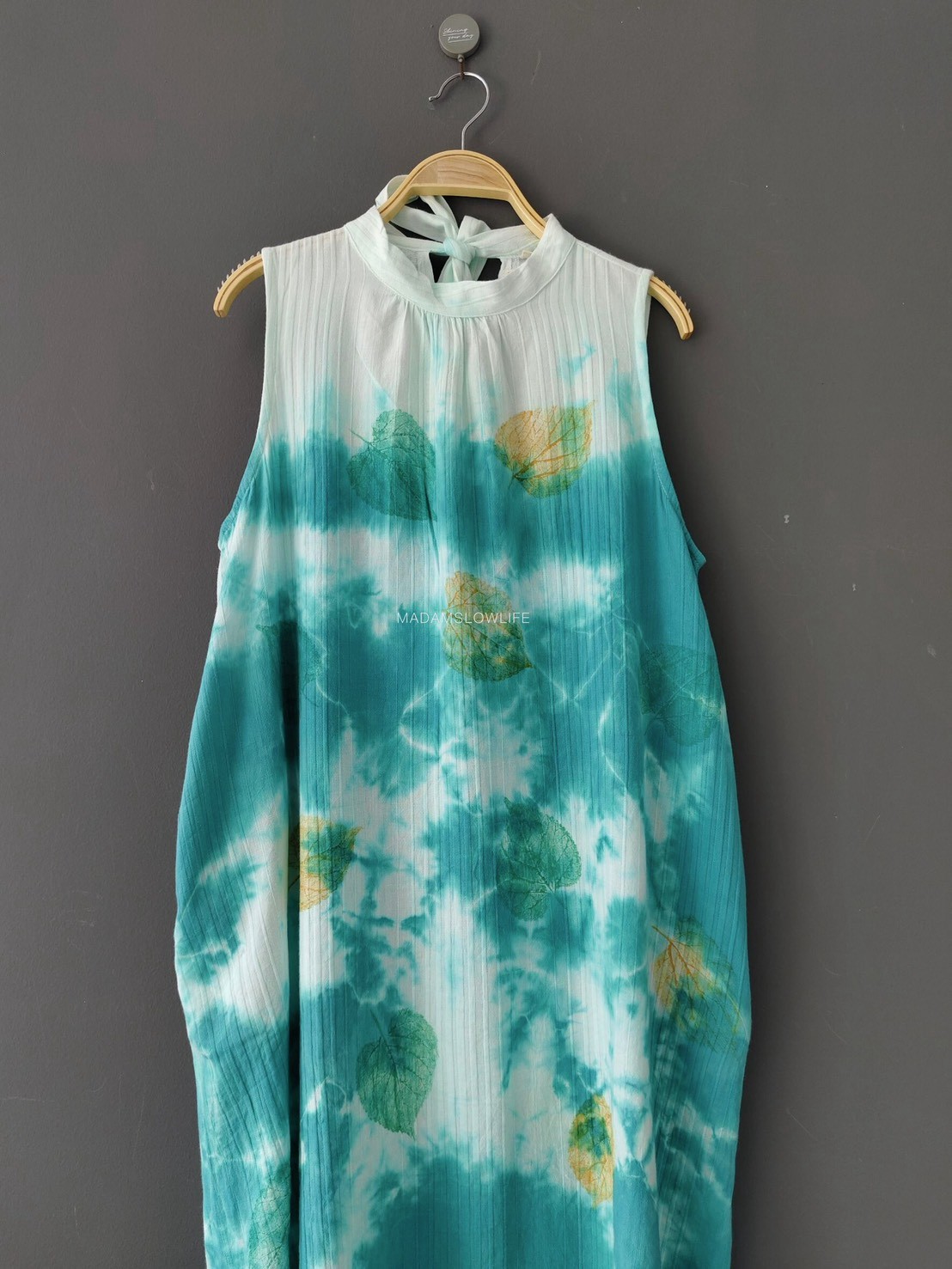 เดรสผูกโบว์หลัง Size :F ผ้าคอตตอน 100% พรีเมียมแบบมีเทกเจอร์ มัดย้อมโดยใช้สีปลอดสารพิษ ลวดลายพิมพ์ด้วยใบไม้ สีสันสวย