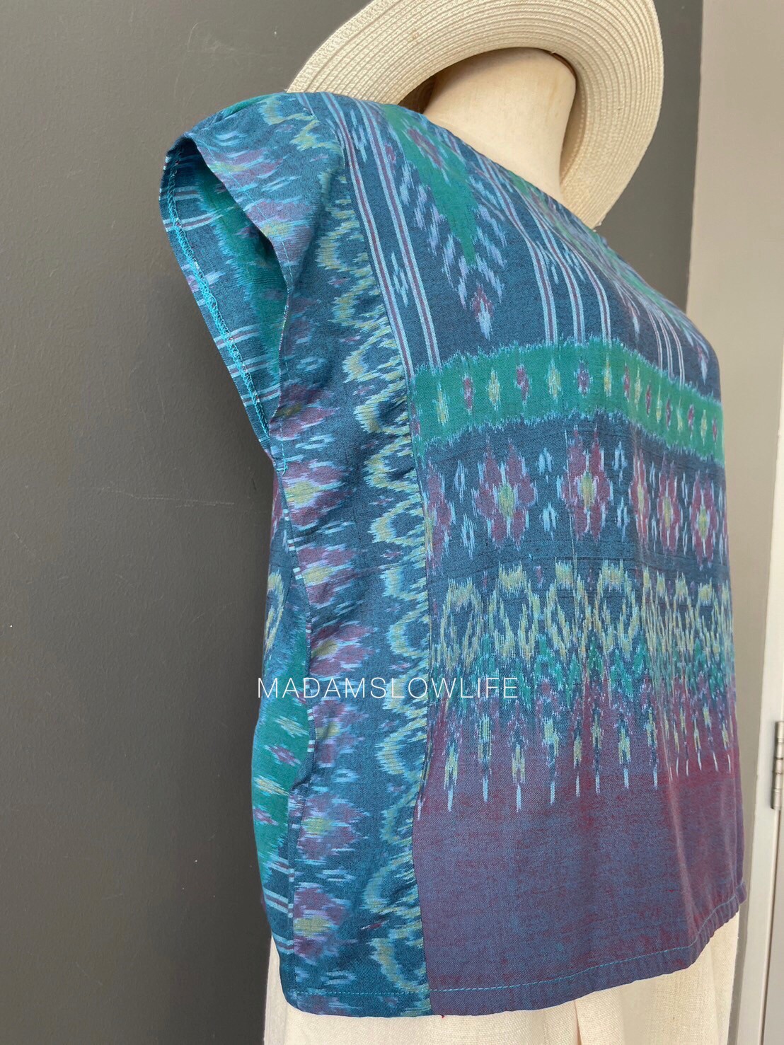 เสื้อผู้หญิง ผ้าฝ้ายมัดหมีทอมือ ลวดลายไทยโทนสีฟ้าน้ำทะเล เสื้อทรงปีกผีเสื้อใส่แล้วเข้ารูปสวย