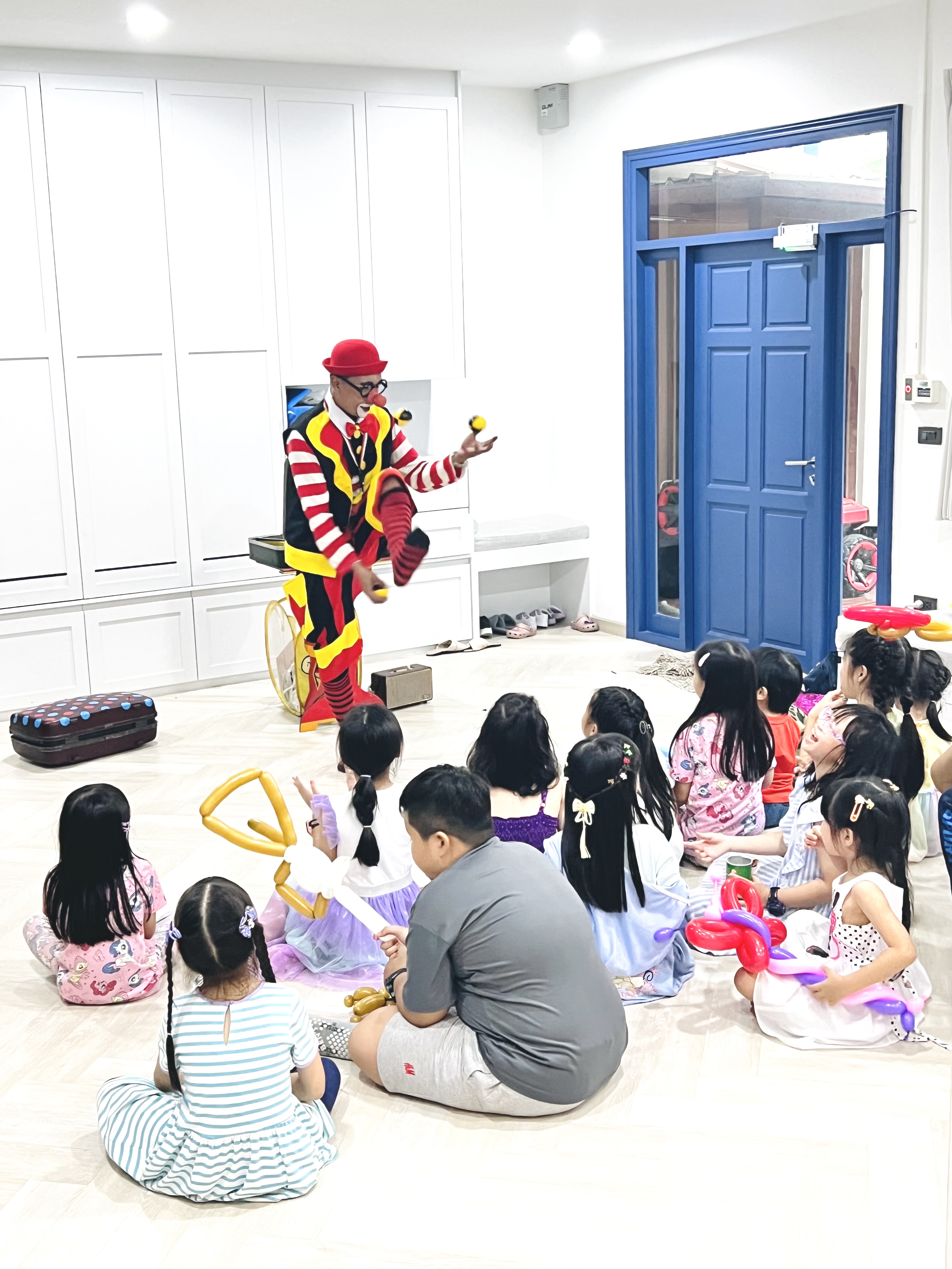 จักกลิ้งโชว์ โยนบอล โยนห่วง โยนคลับ