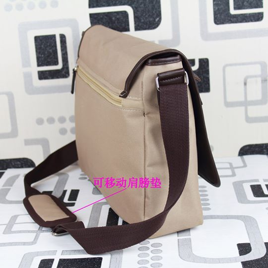 กระเป๋าสะพาย ลาย attack on titan