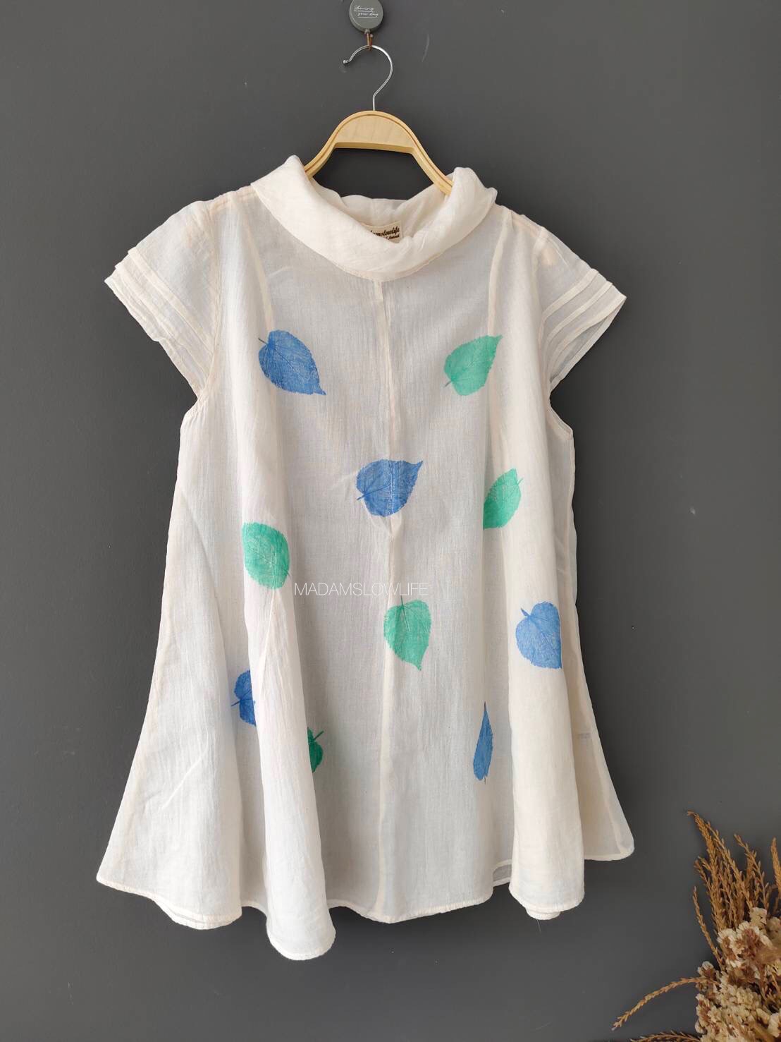 เสื้อคอเต่าสีครีม พิมพ์ใบไม้ Size: F