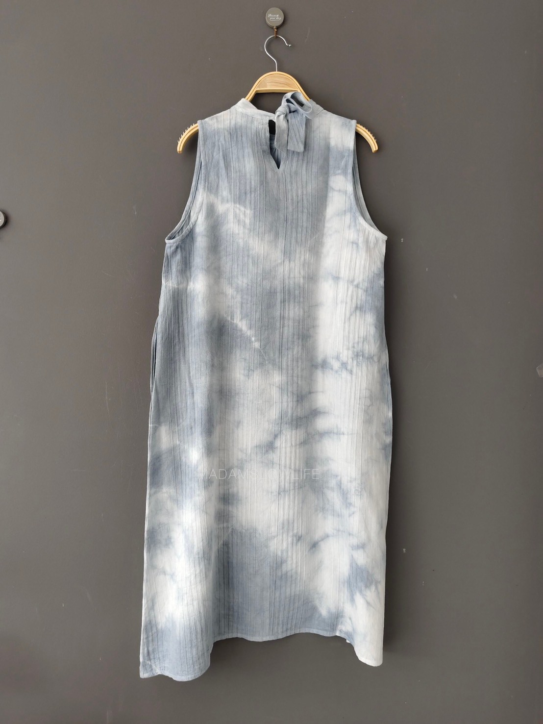 เดรสผูกโบว์หลังมัดย้อมสีเทาธรรมชาติ พิมพ์ใบไม้ Size: F