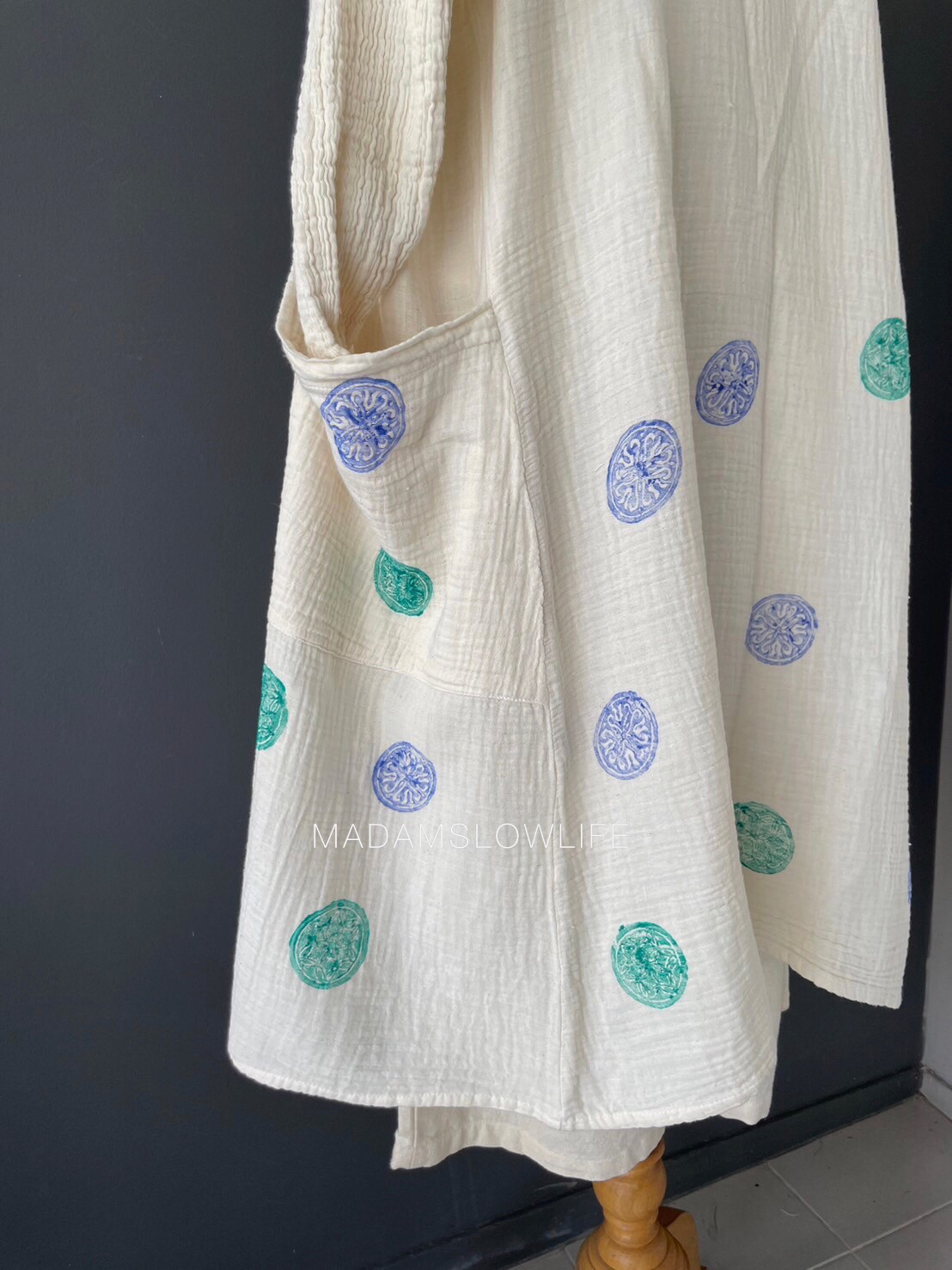 เสื้อคลุม ตัวยาว Over Coat Long เนื้อผ้าคอตตอนพรีเมียม พิมพ์ลายด้วยมือโดยใช้บล็อคไม้จับคู่สีสวย สีฟ้า และสีเขียวมิ้นท์