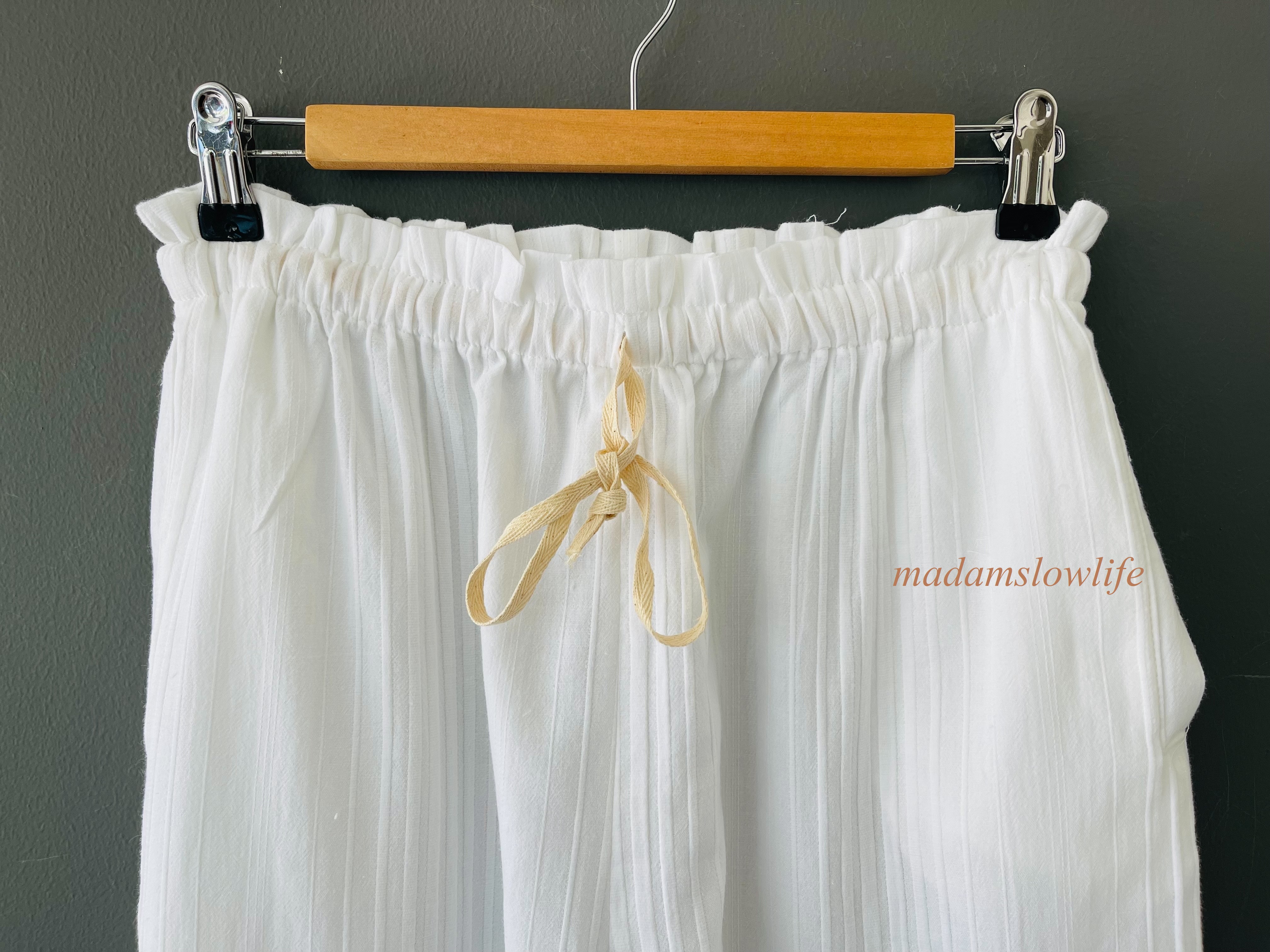 กางเกงขายาวเอวระบายมีเชือกปรับเอว สีขาว ผ้าคอตตอน 100% เนื้อผ้านุ่มใส่สะบาย มีกระเป๋าสองข้าง