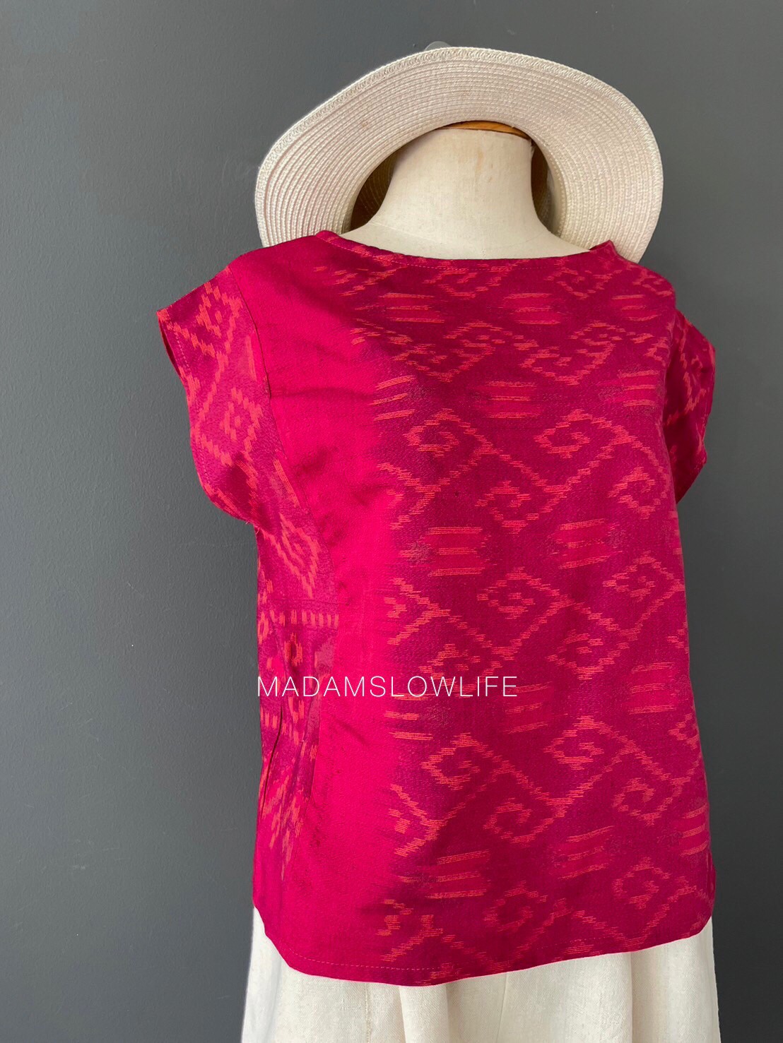 เสื้อผู้หญิง ผ้าฝ้ายมัดหมีทอมือ ลวดลายไทยโทนสีแดง เสื้อทรงปีกผีเสื้อใส่แล้วเข้ารูปสวย