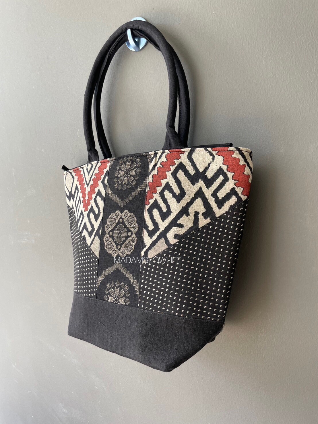 กระเป๋าผ้า กว้าง 15 นิ้ว สูง 12 นิ้ว ก้นขยาย 4.5 นิ้ว