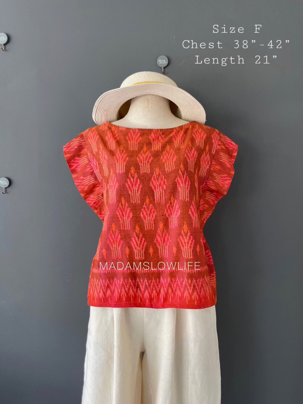 เสื้อผู้หญิง ผ้าฝ้ายมัดหมีทอมือ ลวดลายไทยโทนสีแดง เสื้อทรงปีกผีเสื้อใส่แล้วเข้ารูปสวย