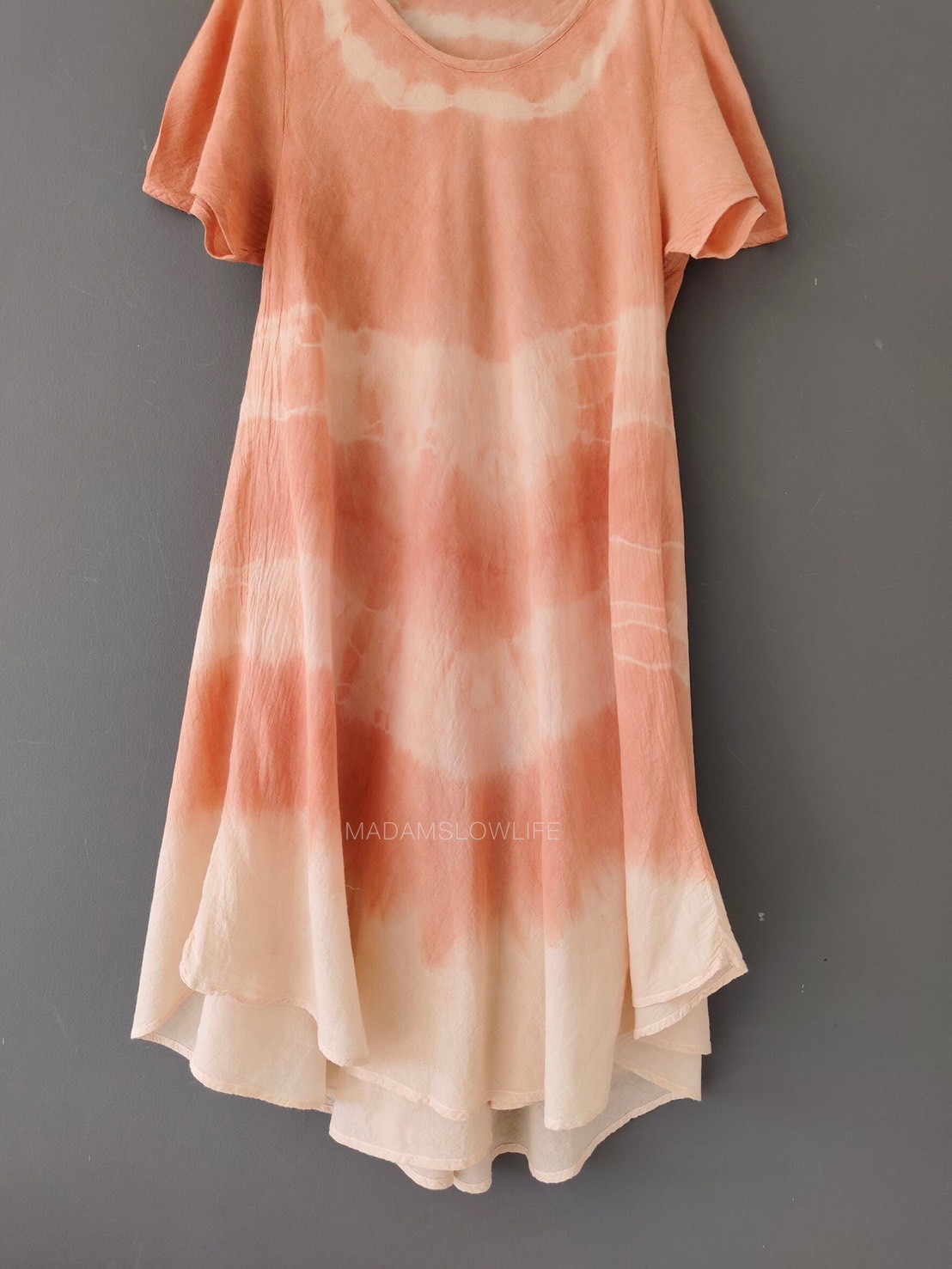 เดรสระบายชาย Size: F ผ้าคอตตอน100%ย้อมสีส้มธรรมชาติจากเปลือกไม้ใบไม้