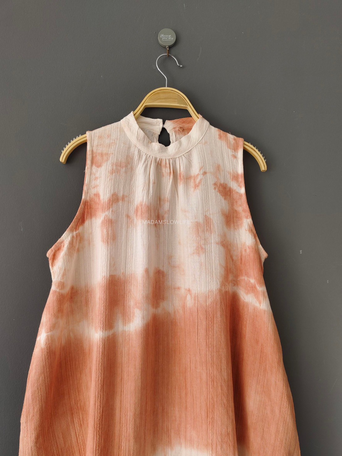 เดรสคอตั้ง ติดกระดุมไม้น่ารัก Size F ผ้าคอตตอน 100% พรีเมียมแบบมีเทกเจอร์ ลวดลายจากการมัดย้อมโดยใช้สีส้มธรรมชาติจากเปลือกไม้ใบไม้