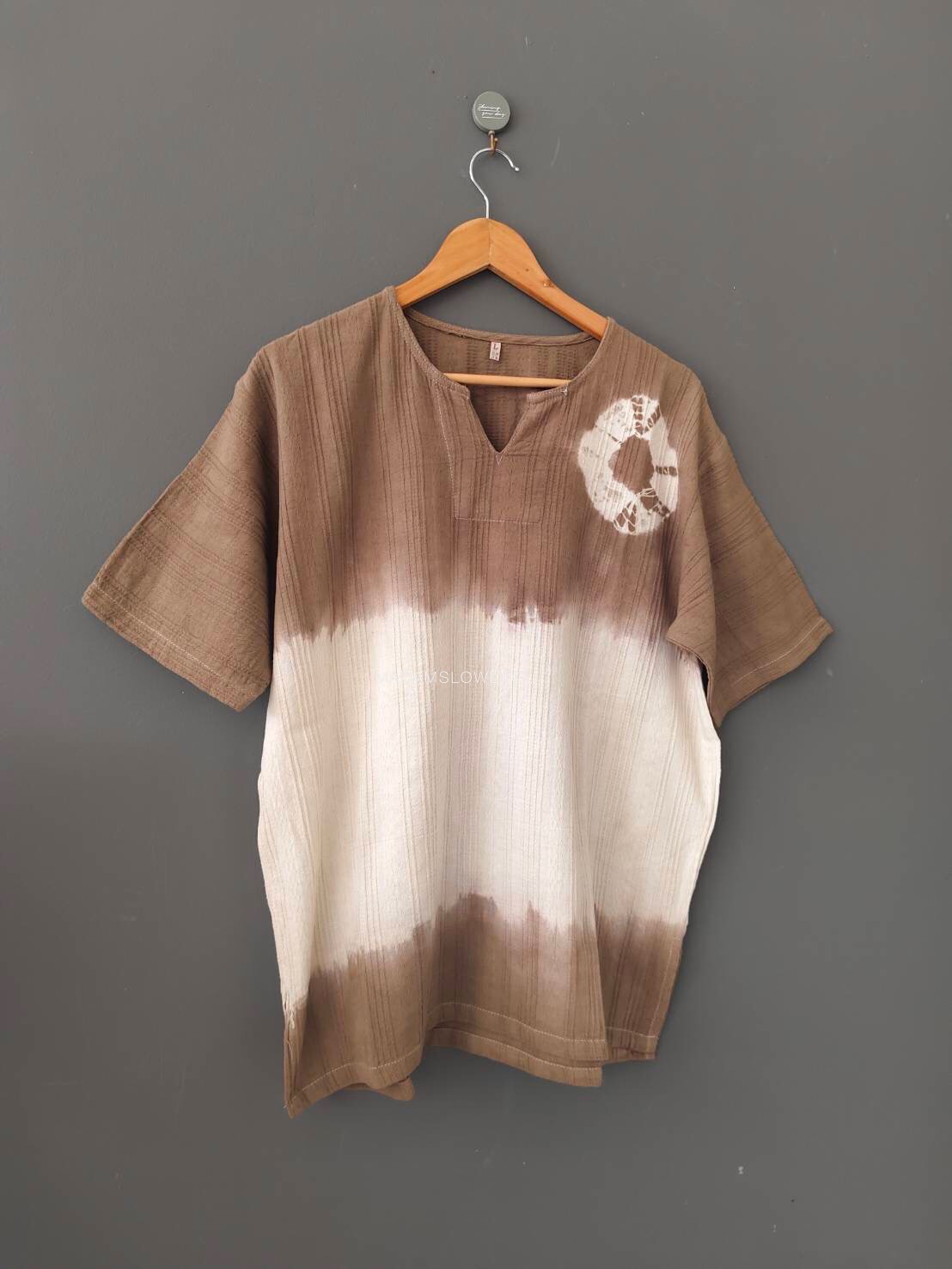 เสื้อคอวีผู้ชายมัดย้อมสีน้ำตาลปลอดสารพิษ Size:42" 44" 46" 48" 50"