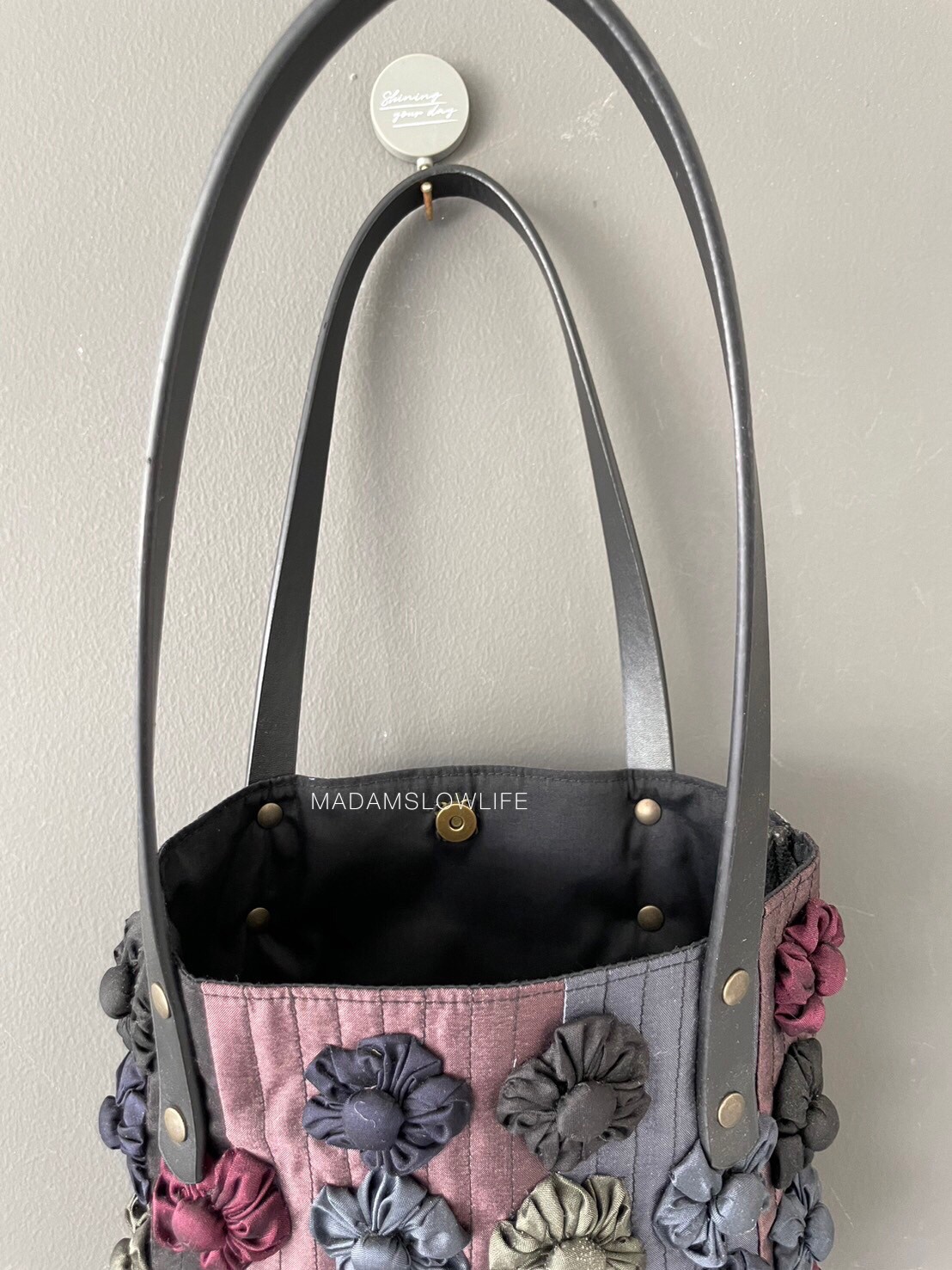 กระเป๋า Hand made สูง 9 ½ นิ้ว กว้าง 10½ นิ้ว ลึก 4½ นิ้ว