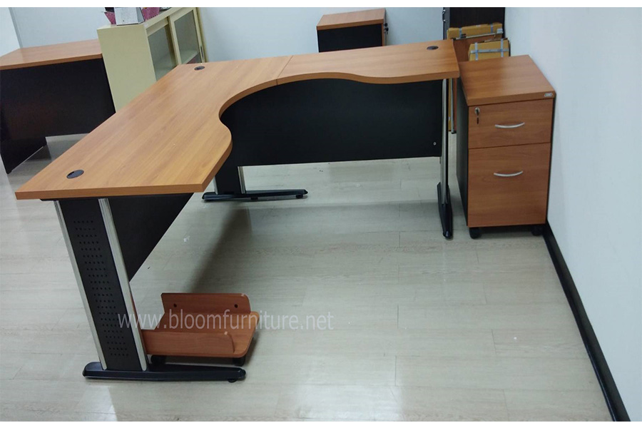 โต๊ะทำงานตัวแอลผิวเมลามีน ขาเหล็ก ขนาด 160-180 ซม.